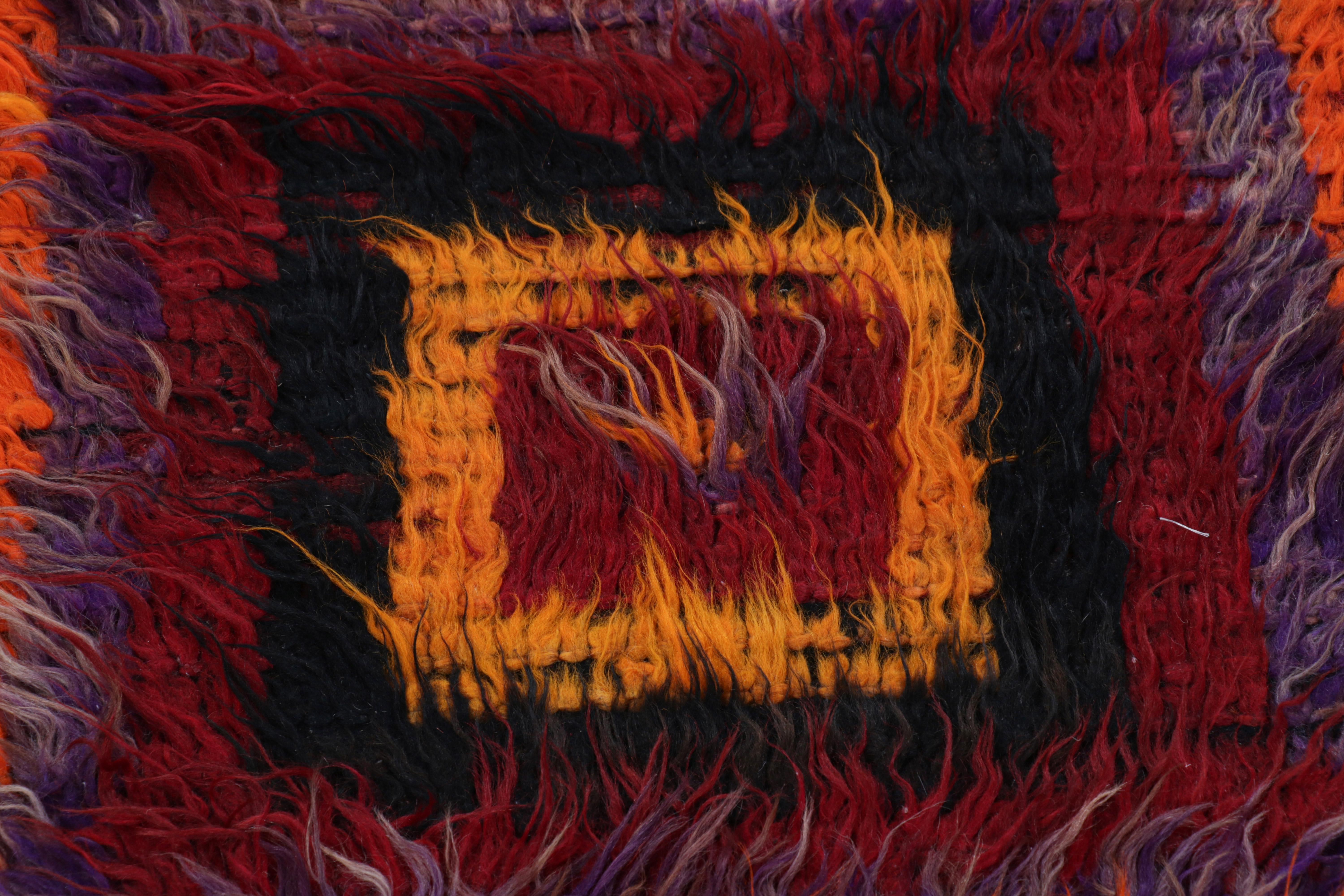 Vintage-Tulu-Teppich mit bunten geometrischen Mustern, von Rug & Kilim (Türkisch) im Angebot