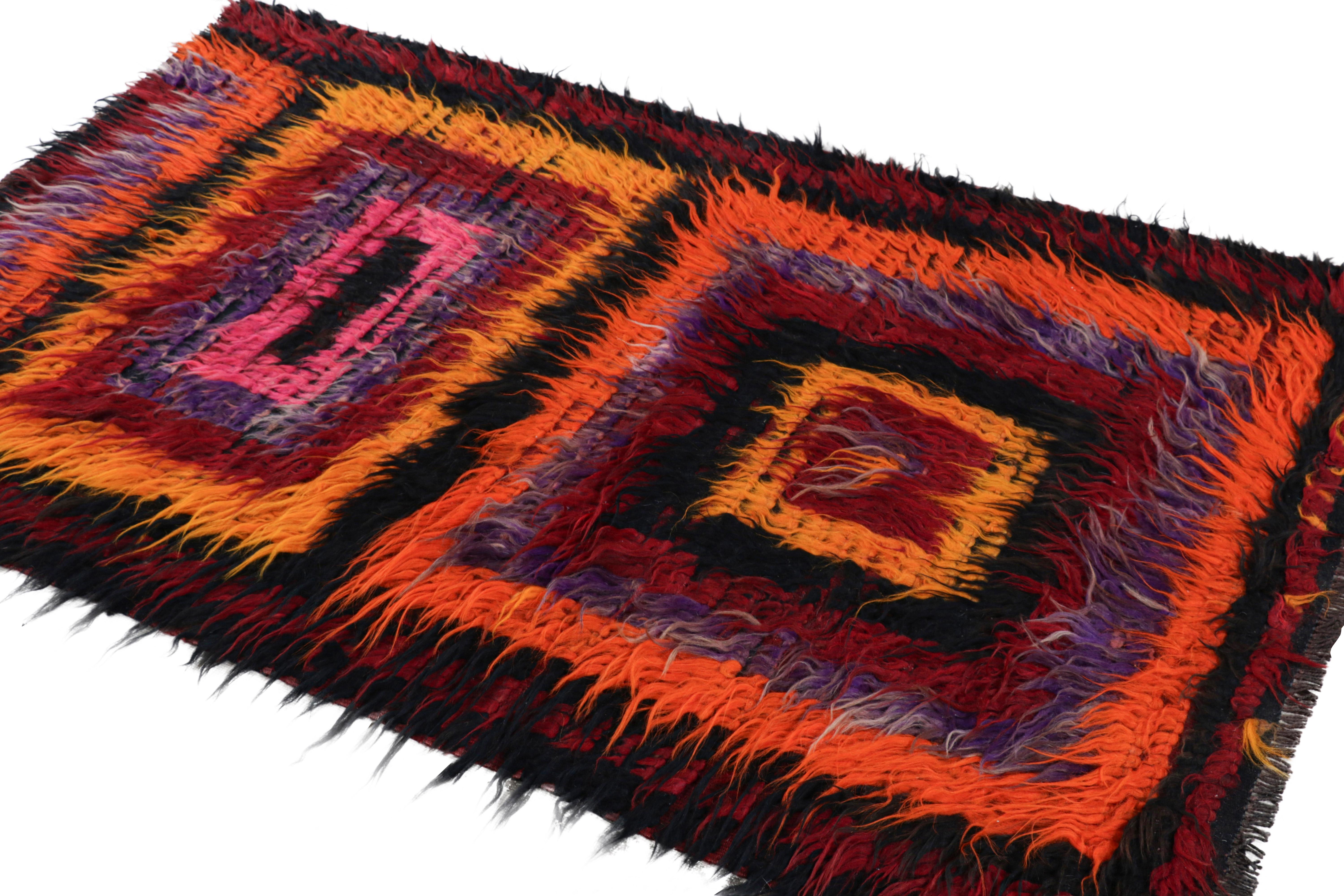 Vintage-Tulu-Teppich mit bunten geometrischen Mustern, von Rug & Kilim (Handgeknüpft) im Angebot