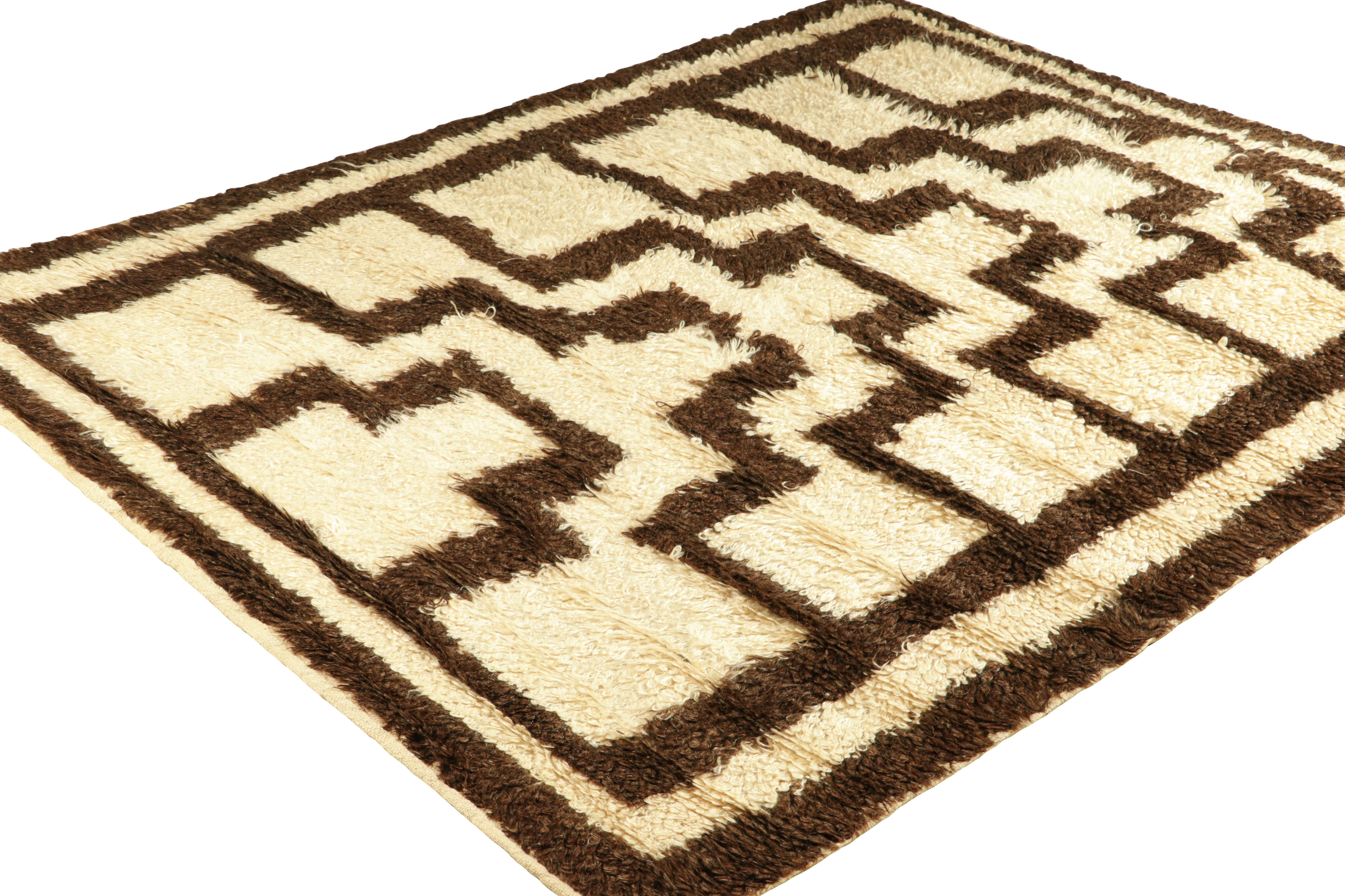 Vintage Tulu Teppich mit cremeweißen und braunen geometrischen Mustern, von Rug & Kilim (Handgeknüpft) im Angebot