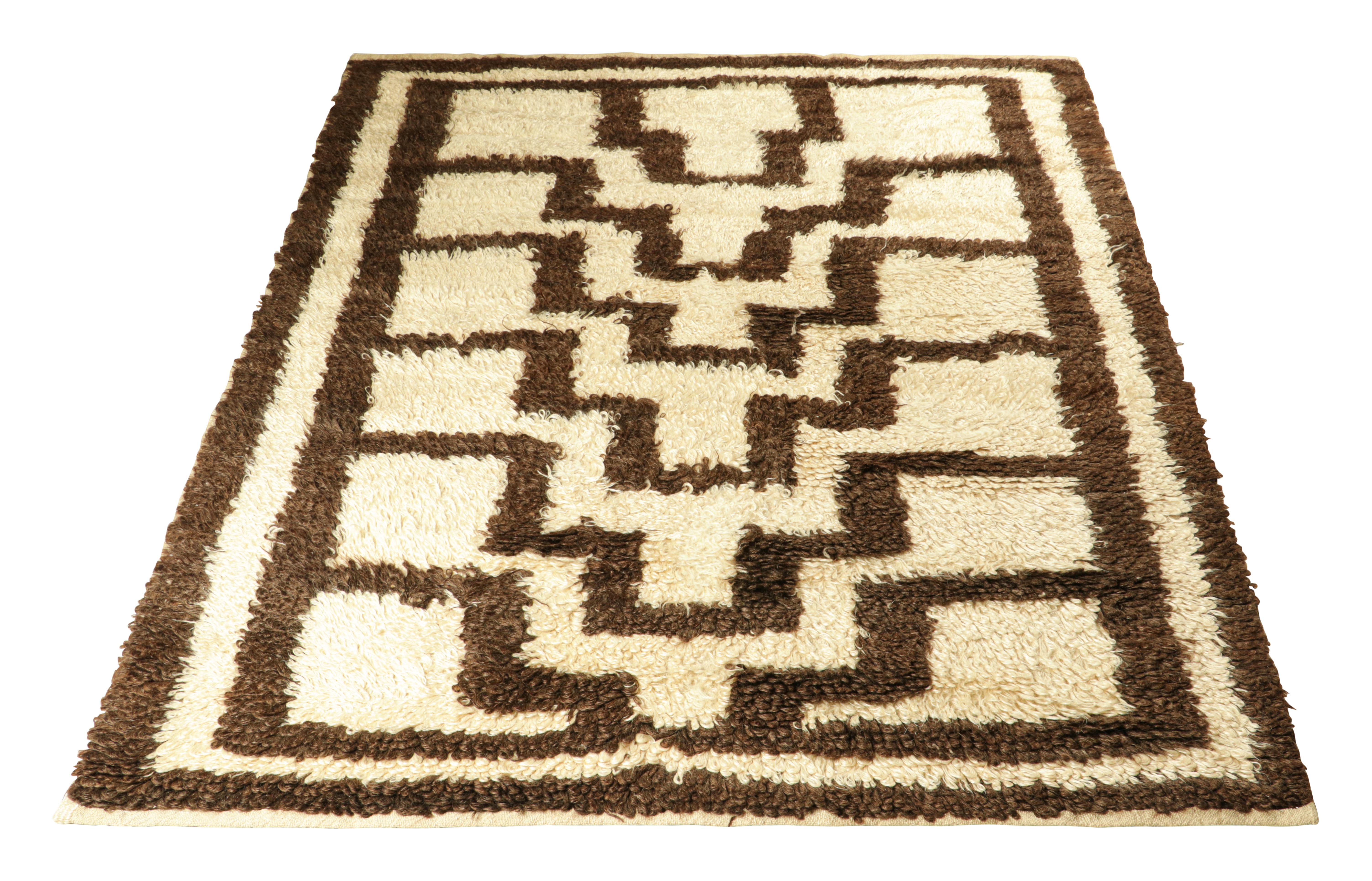 Vintage Tulu Teppich mit cremeweißen und braunen geometrischen Mustern, von Rug & Kilim im Zustand „Gut“ im Angebot in Long Island City, NY