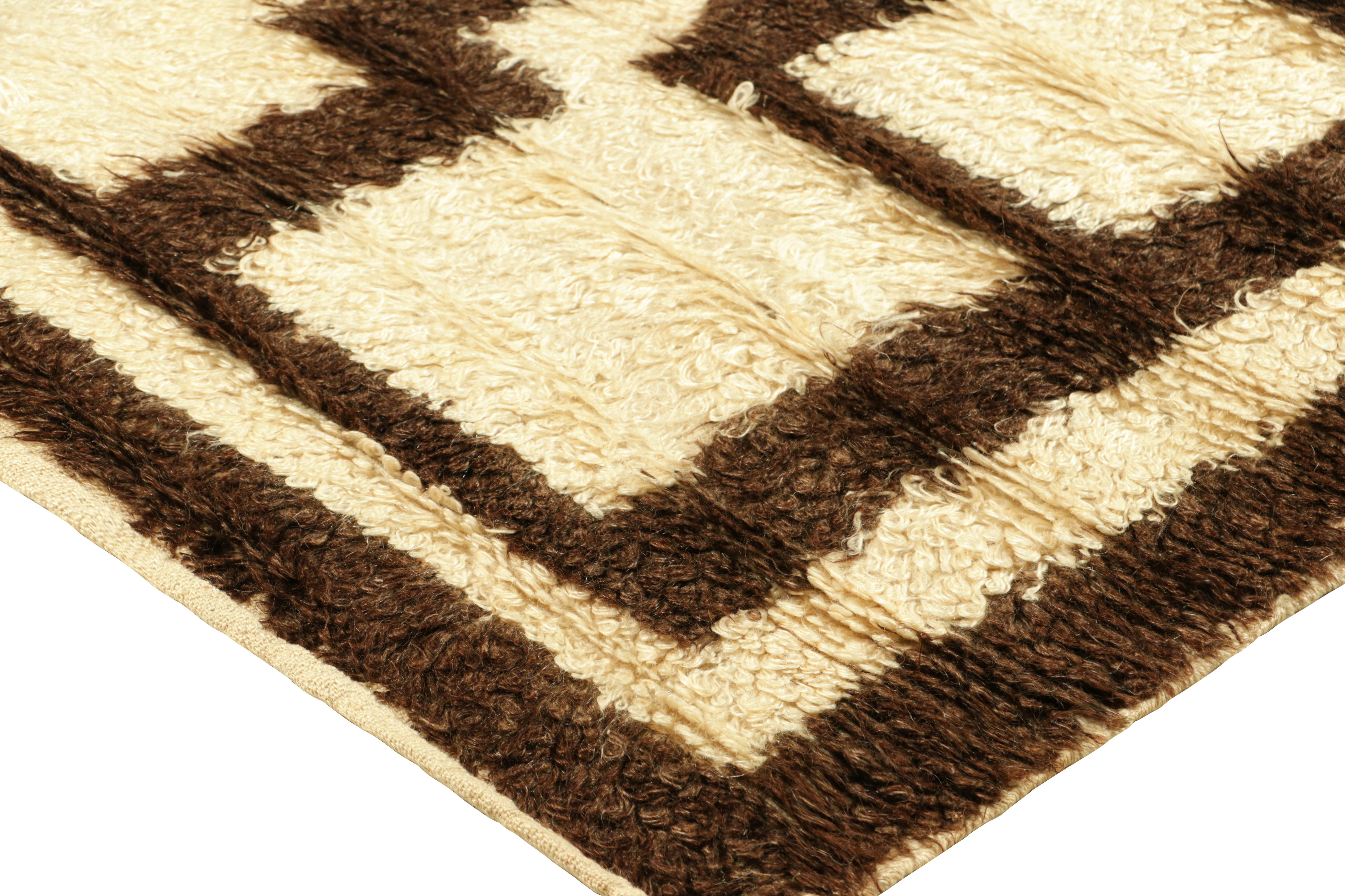 Vintage Tulu Teppich mit cremeweißen und braunen geometrischen Mustern, von Rug & Kilim (Mitte des 20. Jahrhunderts) im Angebot