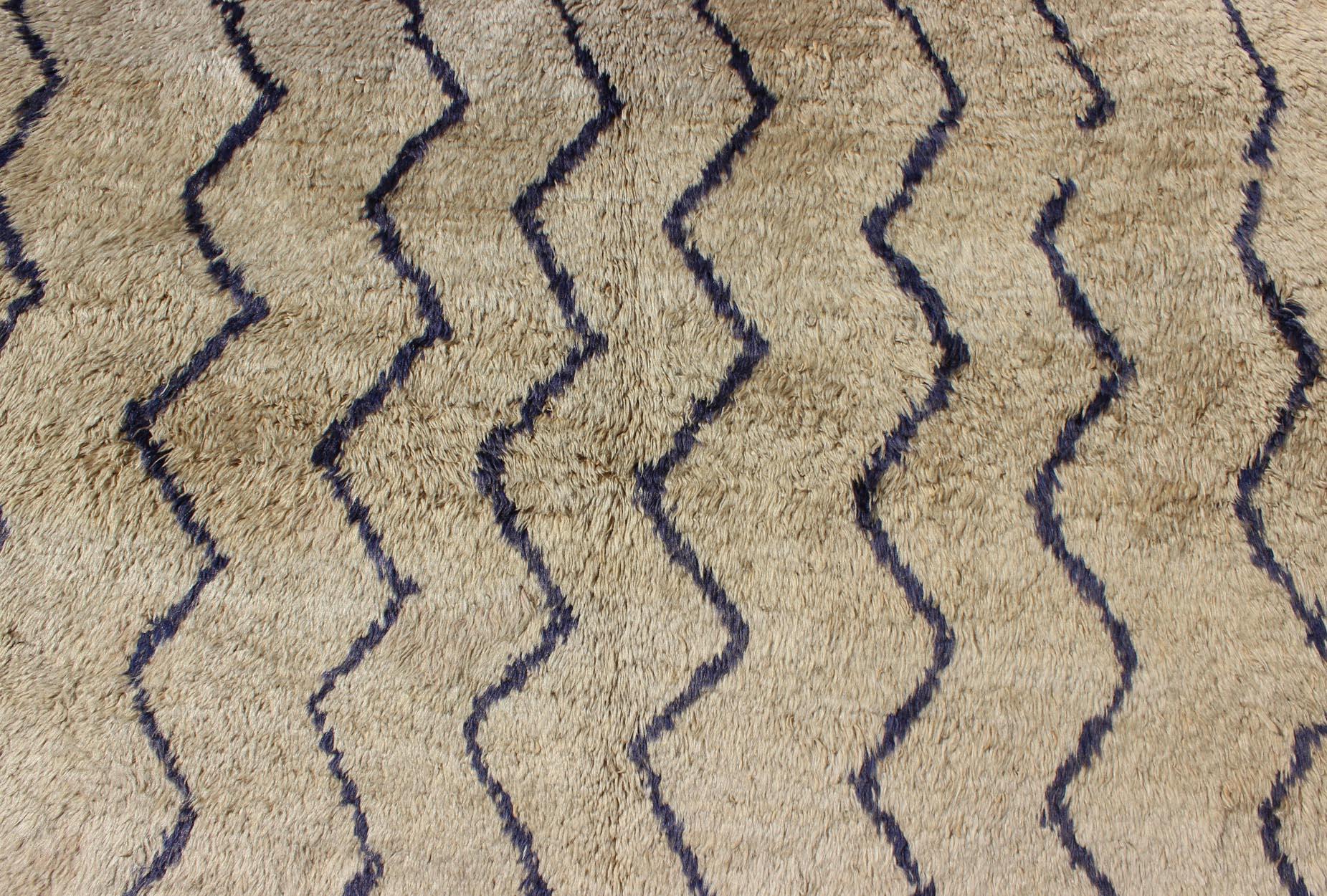 Tulu Vintage-Teppich mit modernem Design in gebrochenem Taupe und dunkelblauen Linien (Wolle) im Angebot