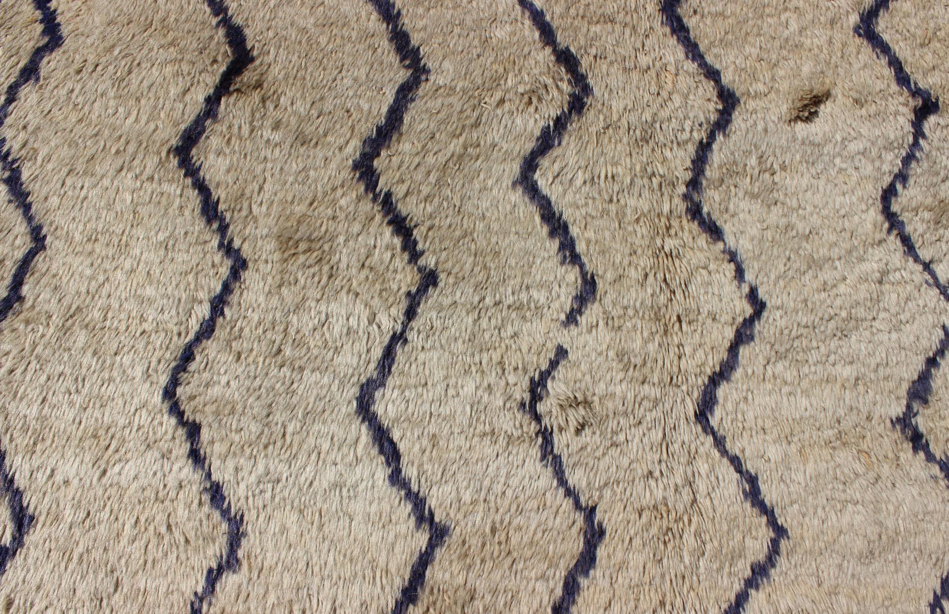 Tulu Vintage-Teppich mit modernem Design in gebrochenem Taupe und dunkelblauen Linien im Angebot 1