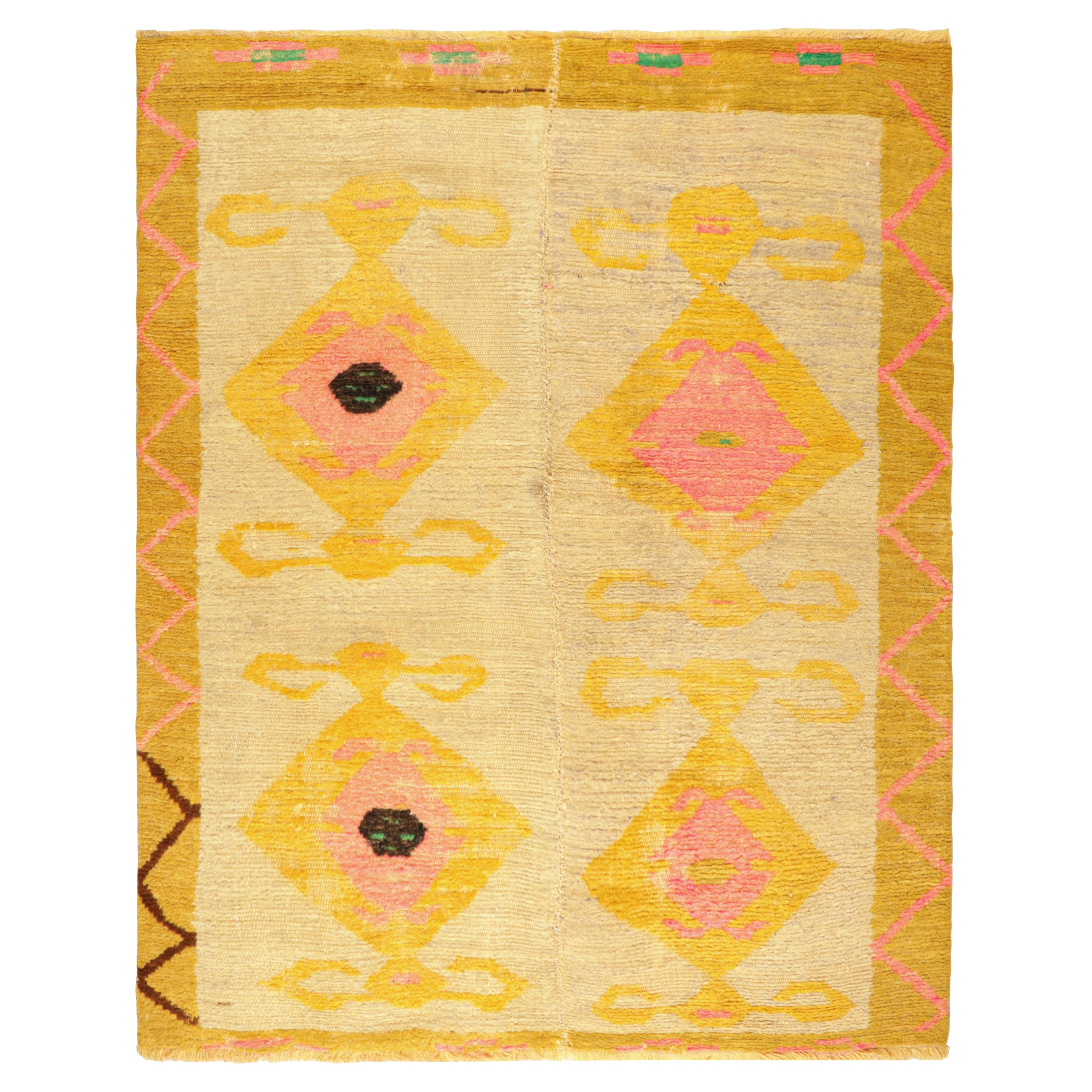 Tapis Tulu vintage avec médaillons géométriques roses et or, de Rug & Kilim