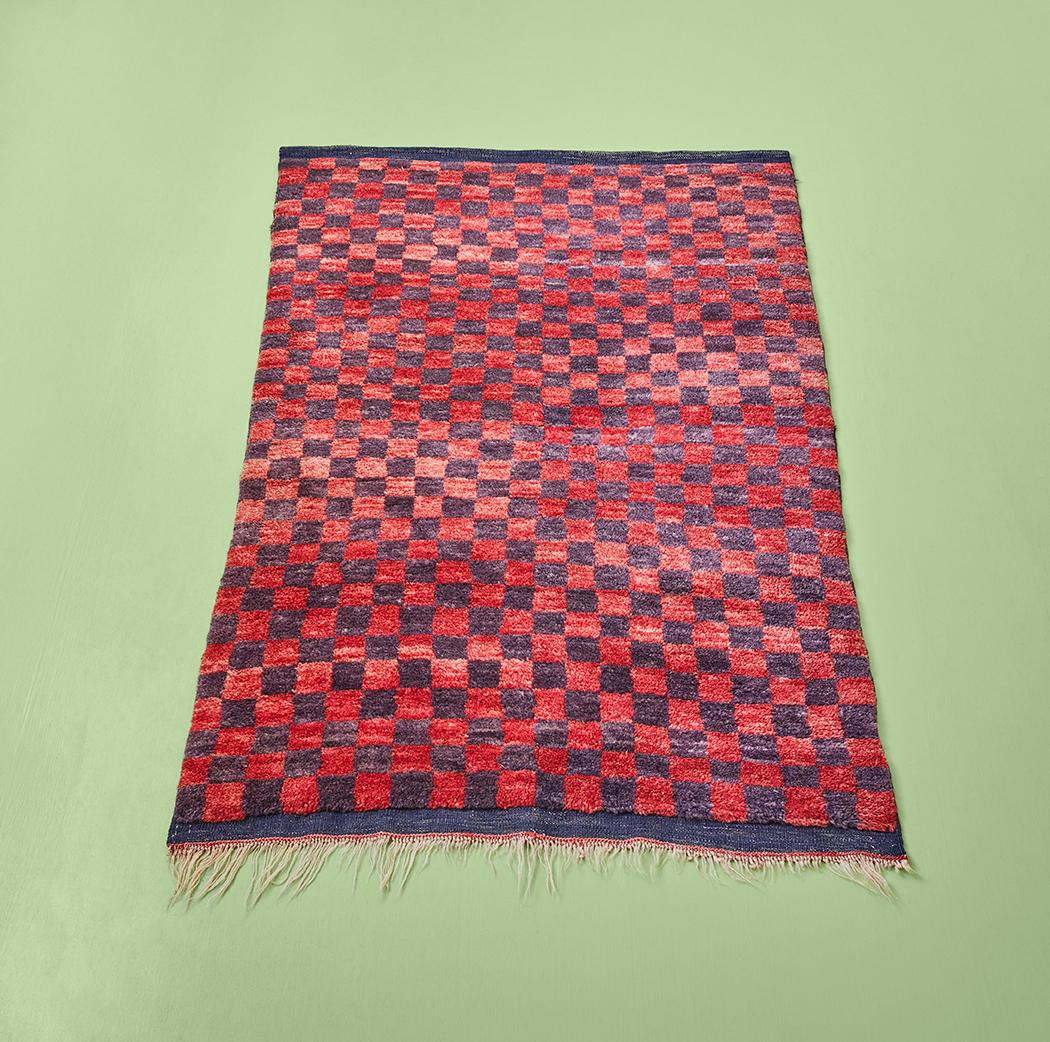 Turkey, Vintage

Tulu rug in red and purple check pattern. 

H 127 x W 86 cm
