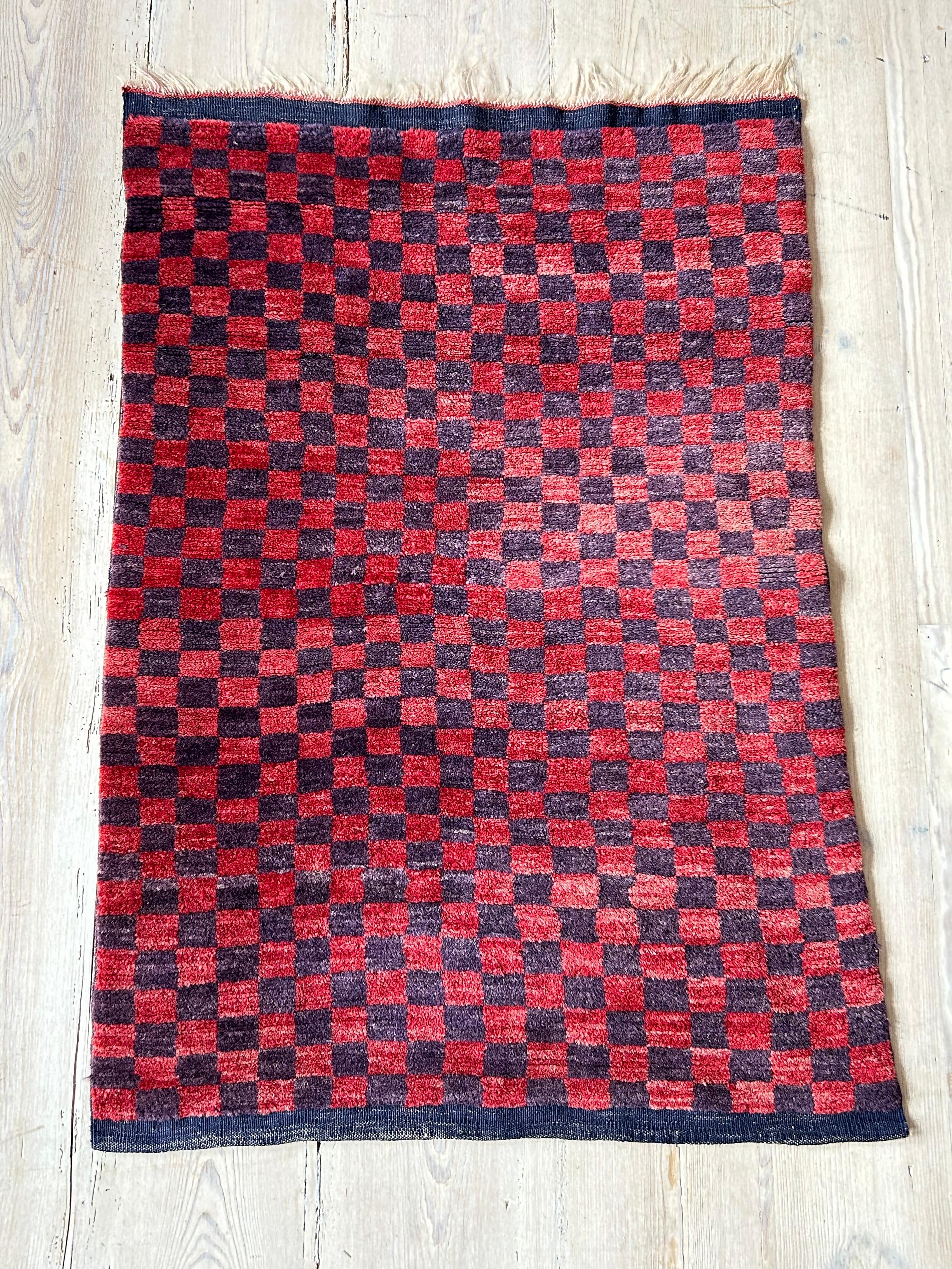 Vintage Tulu-Teppich im Vintage-Stil mit rotem und lila kariertem Muster, Türkei, 20. Jahrhundert im Zustand „Gut“ im Angebot in Copenhagen K, DK