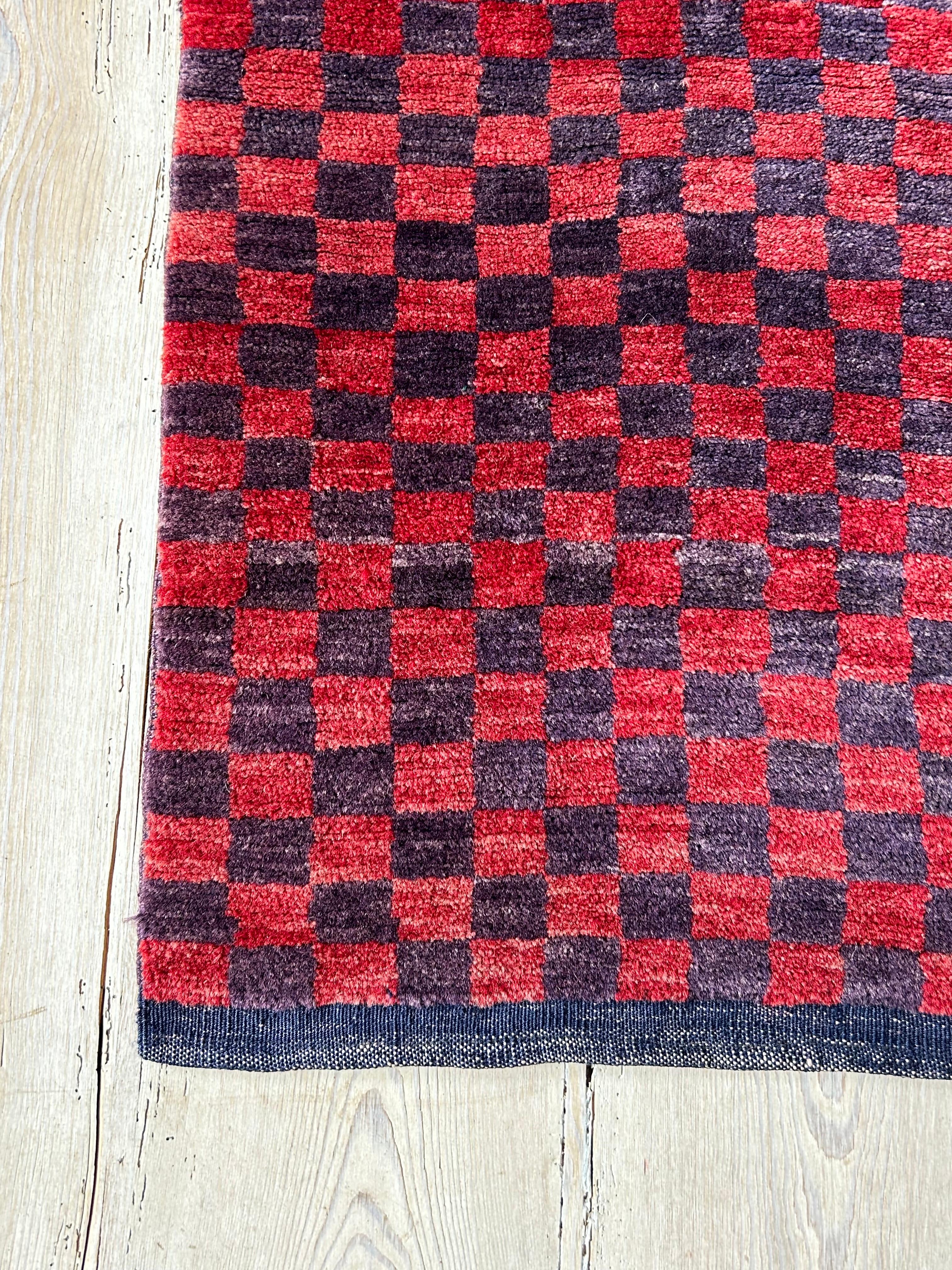 Vintage Tulu-Teppich im Vintage-Stil mit rotem und lila kariertem Muster, Türkei, 20. Jahrhundert (Wolle) im Angebot