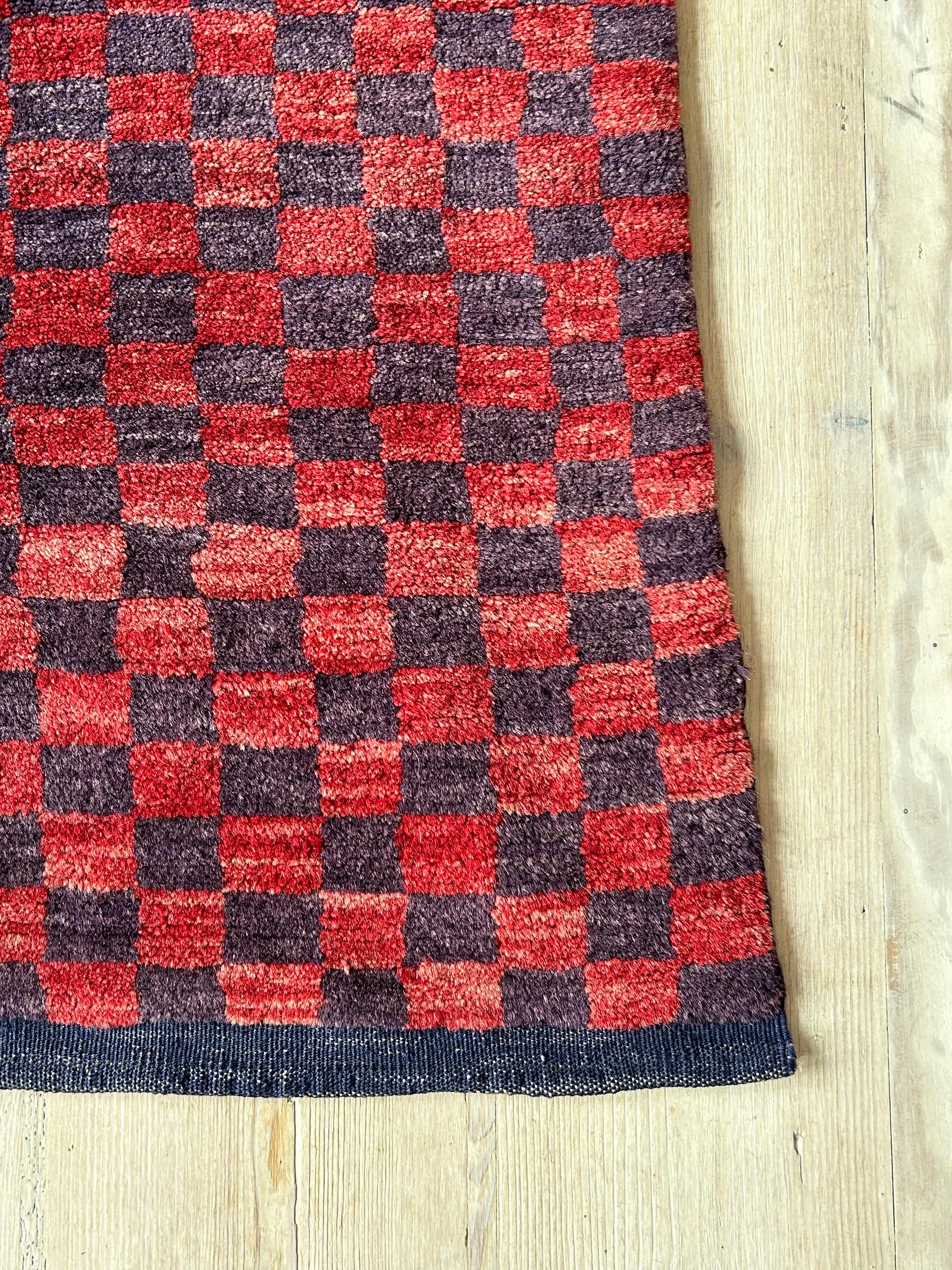Vintage Tulu-Teppich im Vintage-Stil mit rotem und lila kariertem Muster, Türkei, 20. Jahrhundert im Angebot 1
