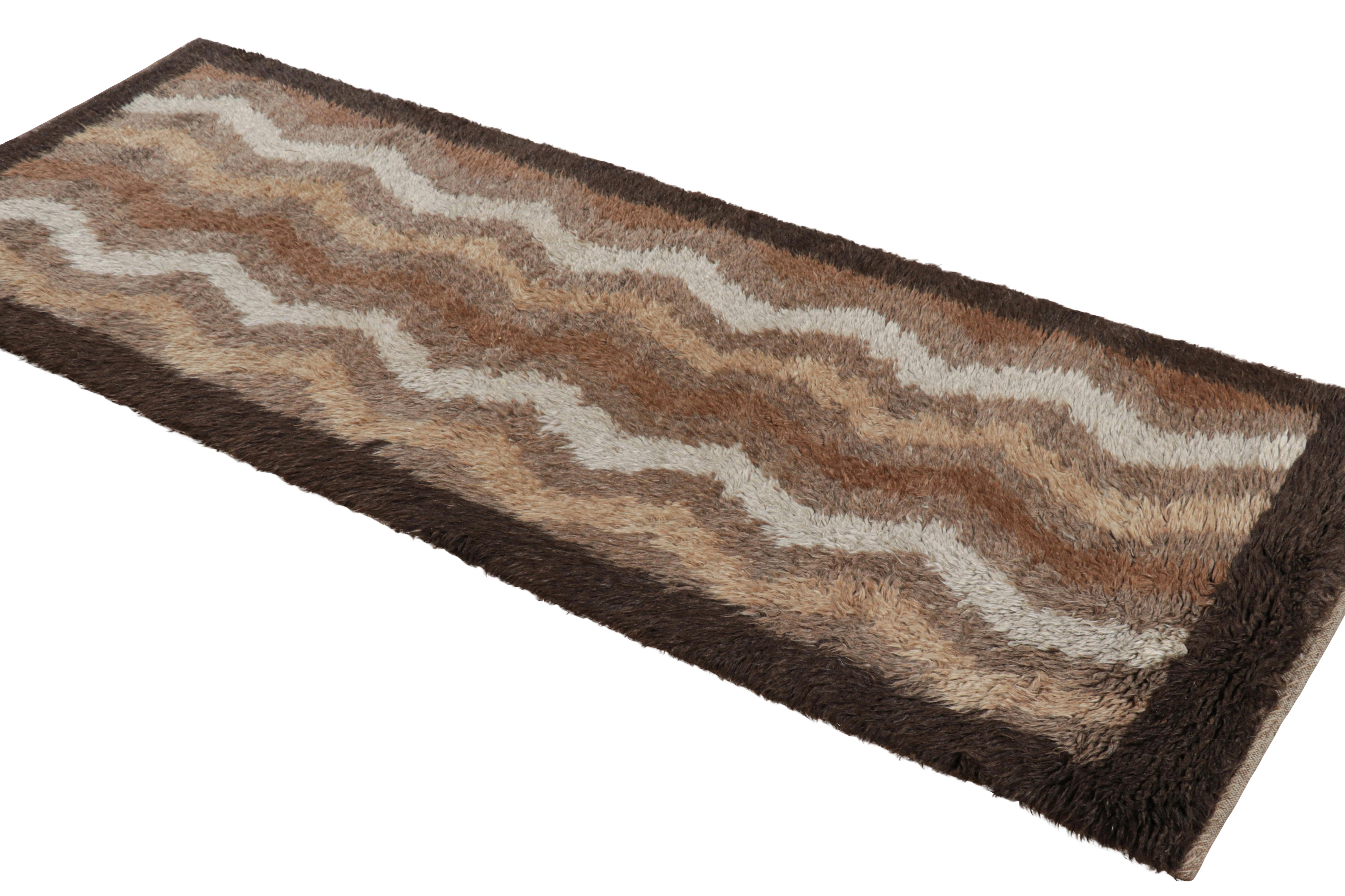 Vintage Tulu Läufer in Beige-Braun mit Chevron-Muster von Rug & Kilim (Handgeknüpft) im Angebot