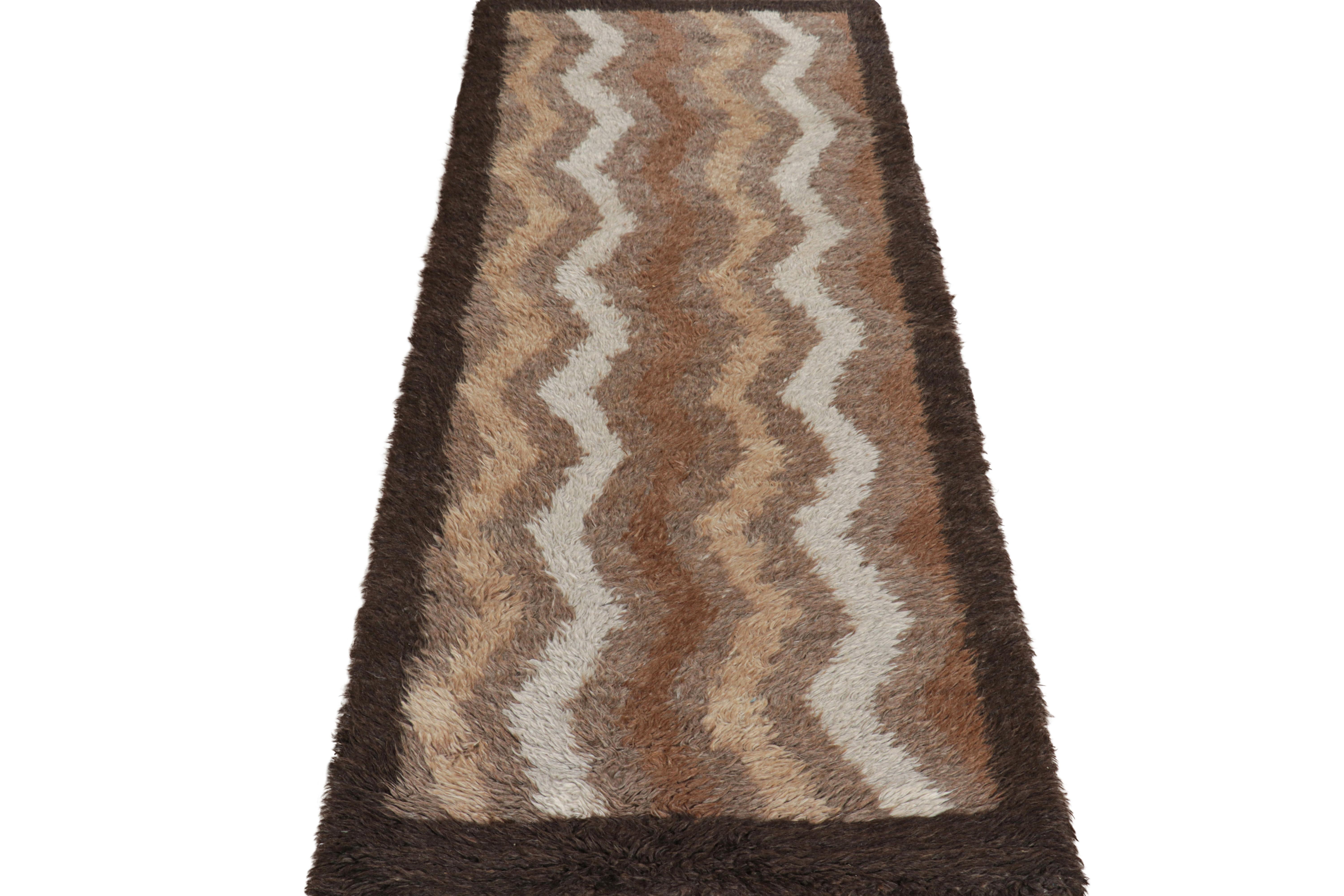Vintage Tulu Läufer in Beige-Braun mit Chevron-Muster von Rug & Kilim im Zustand „Gut“ im Angebot in Long Island City, NY