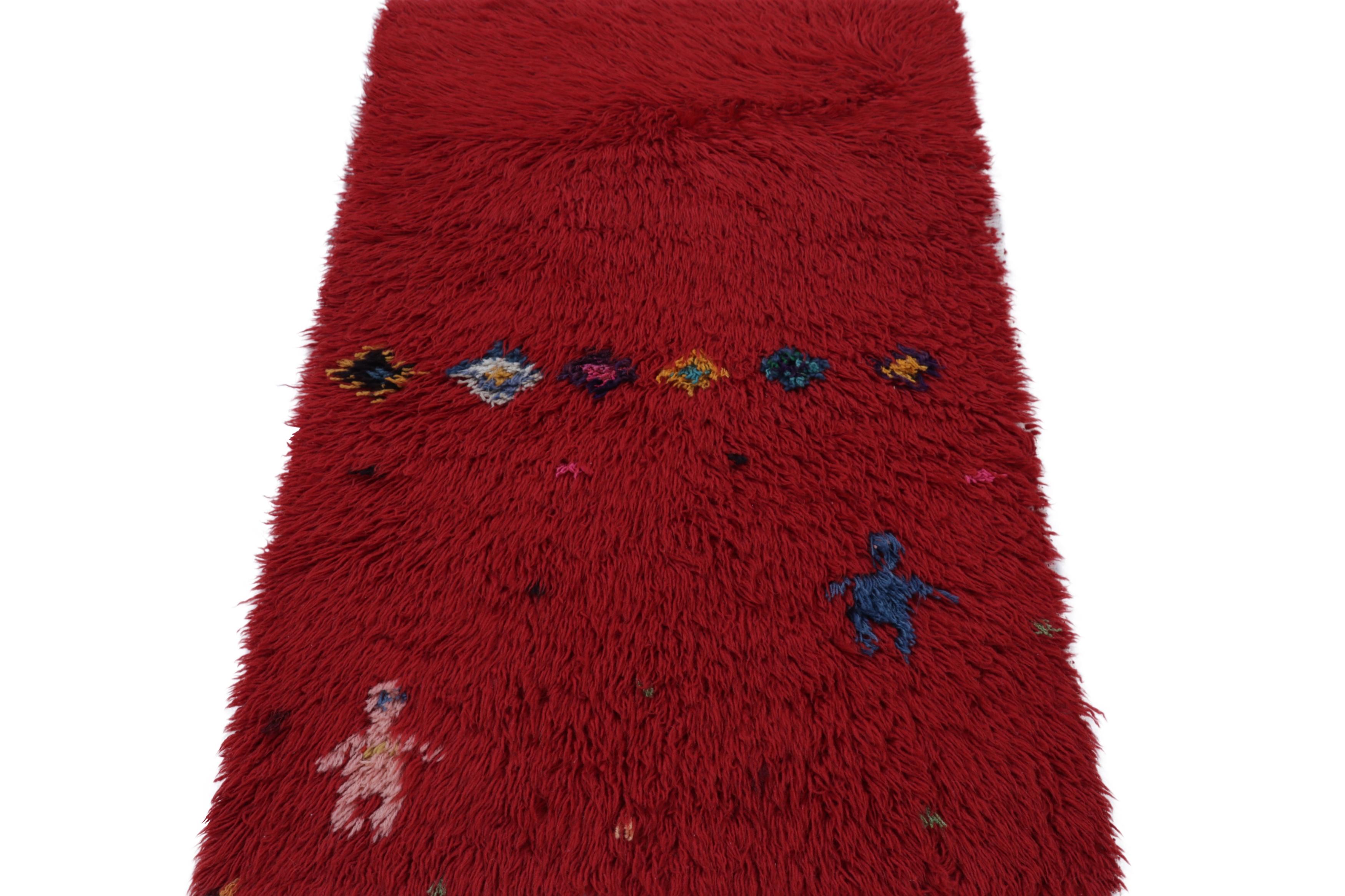 Turco Runner Tulu vintage in rosso intenso con figure e motivi umani - Rug & Kilim in vendita