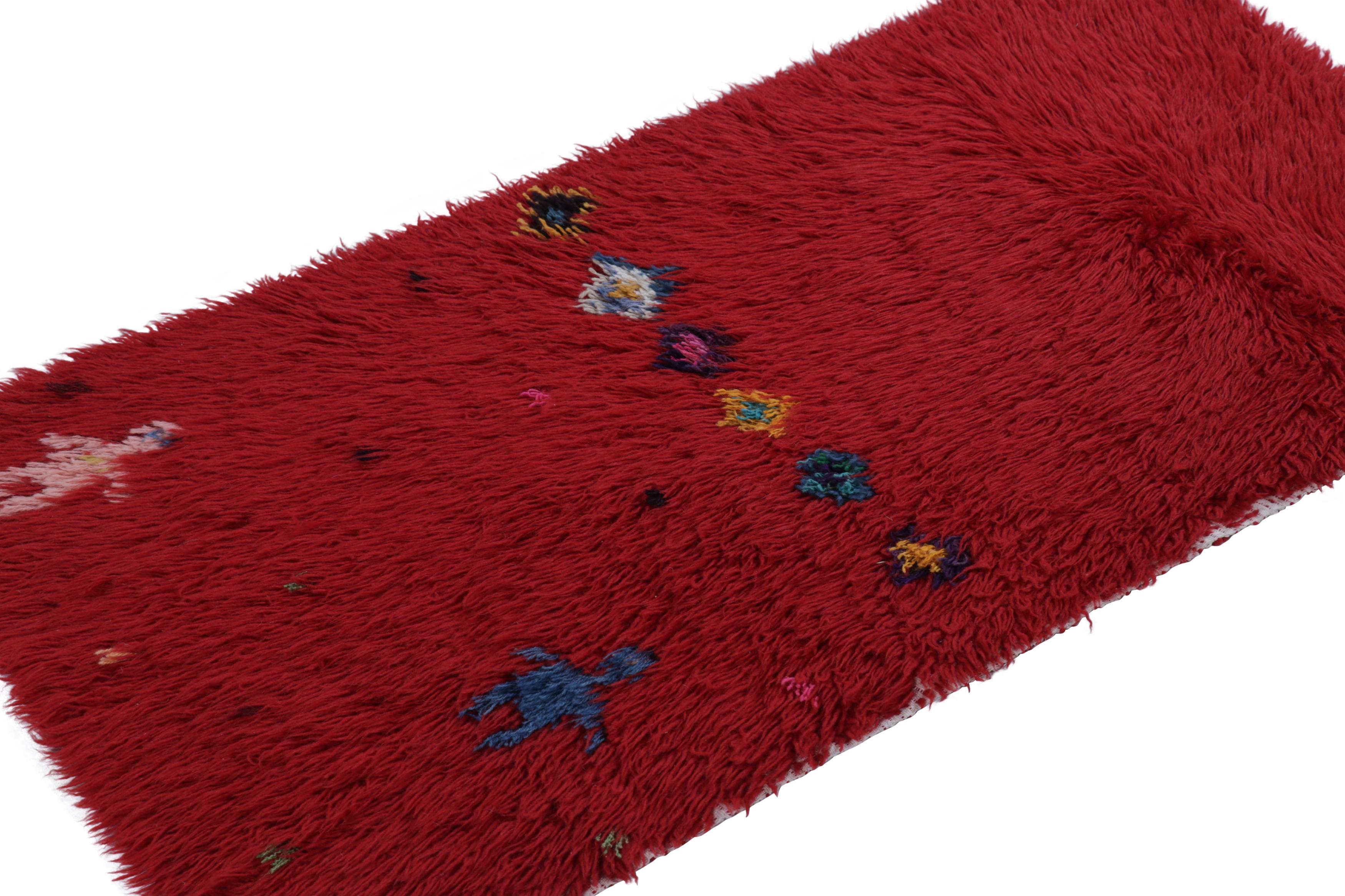 Annodato a mano Runner Tulu vintage in rosso intenso con figure e motivi umani - Rug & Kilim in vendita