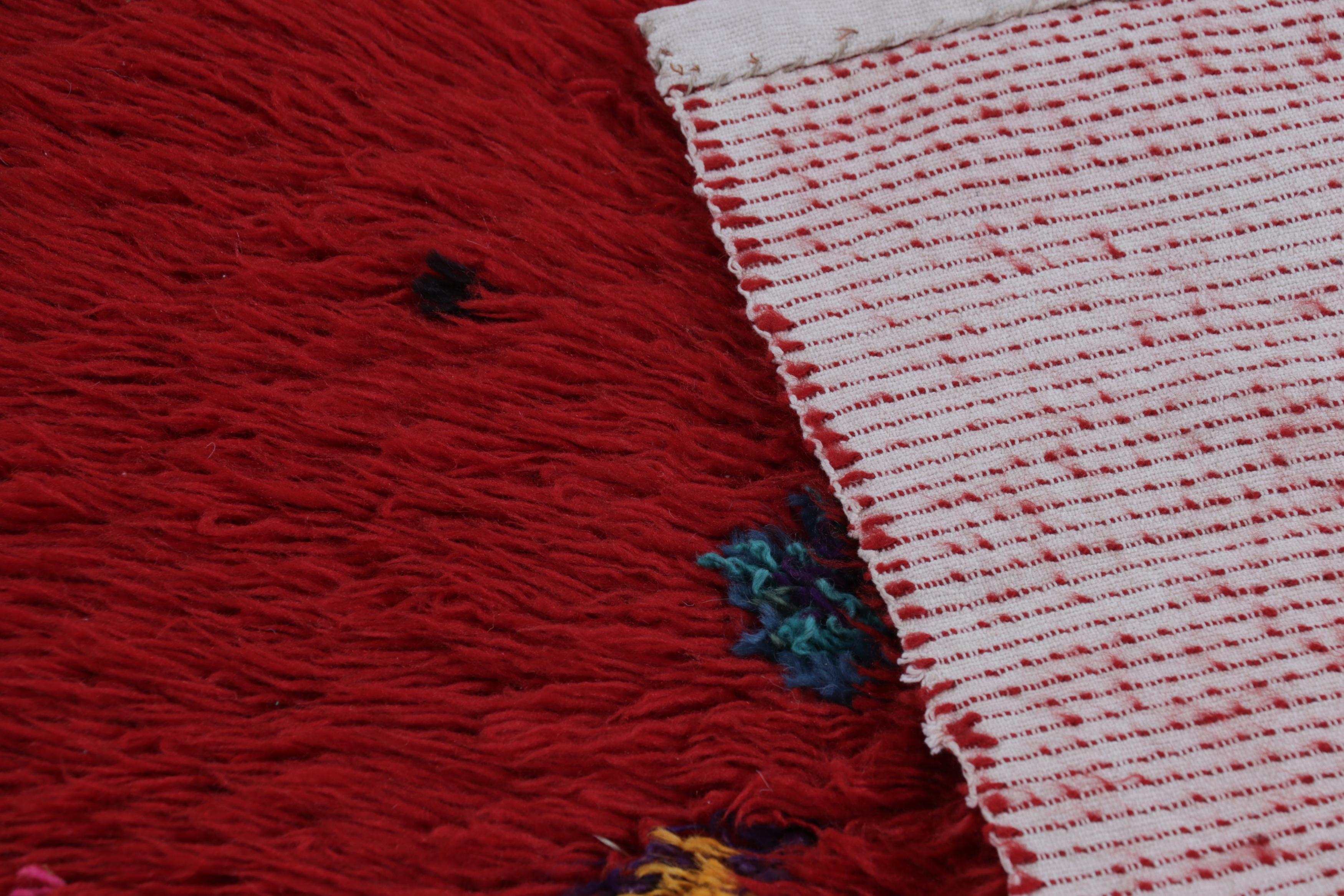 Metà XX secolo Runner Tulu vintage in rosso intenso con figure e motivi umani - Rug & Kilim in vendita