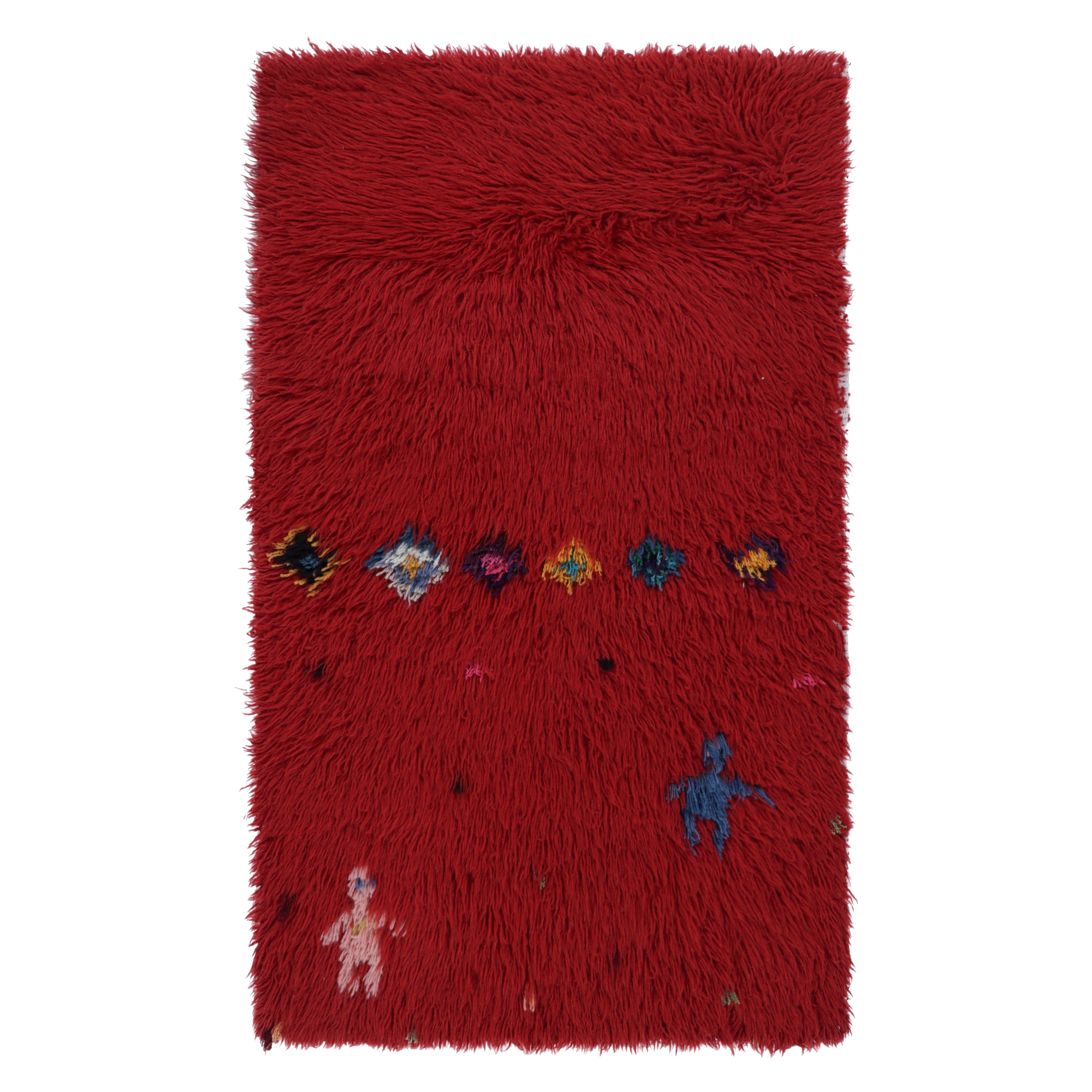 Alfombra Tulu Vintage en Rojo Profundo con Figuras Humanas y Patrones - Rug & Kilim en venta