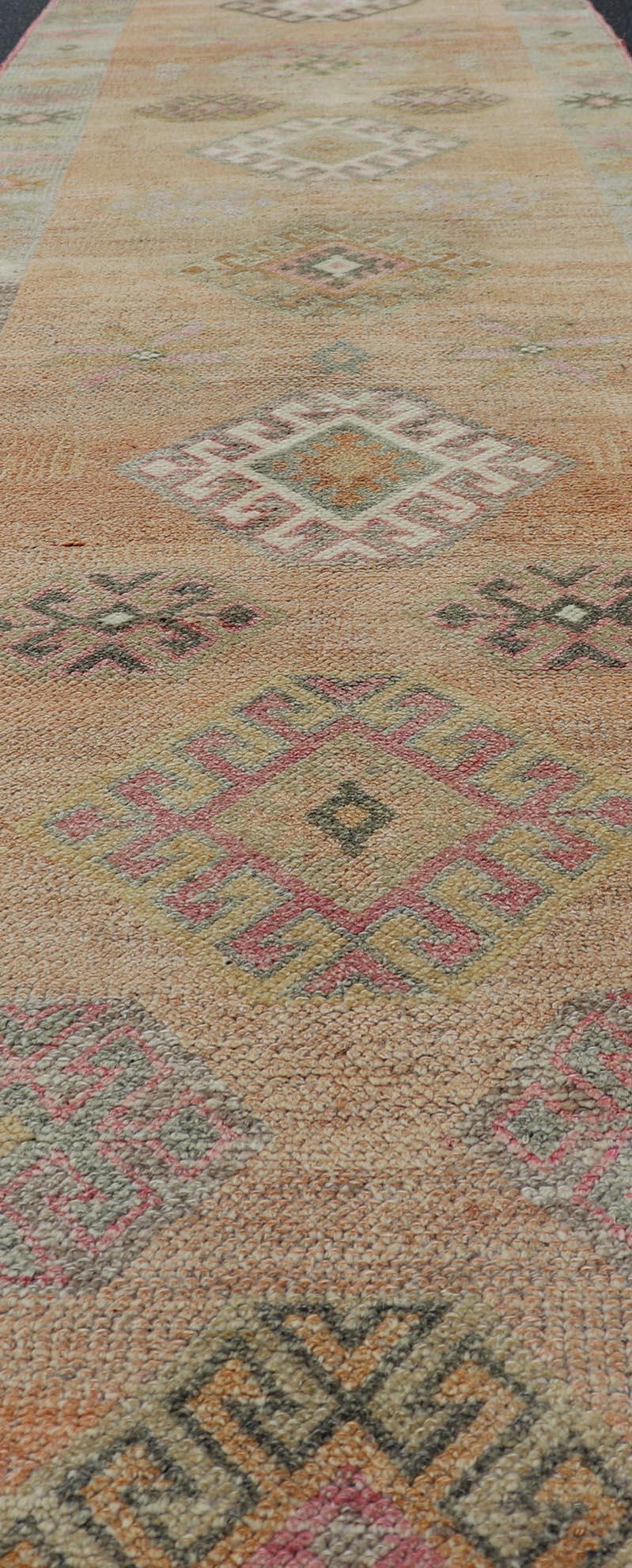 Tapis de couloir turc Tulu des années 1940 avec motif de médaillon, 2'11