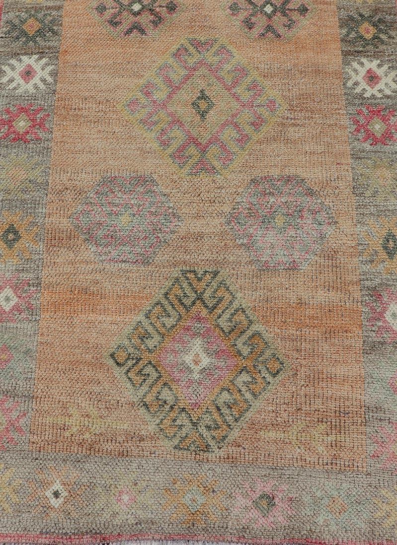 Tapis de couloir turc Tulu des années 1940 avec motif de médaillon, 2'11