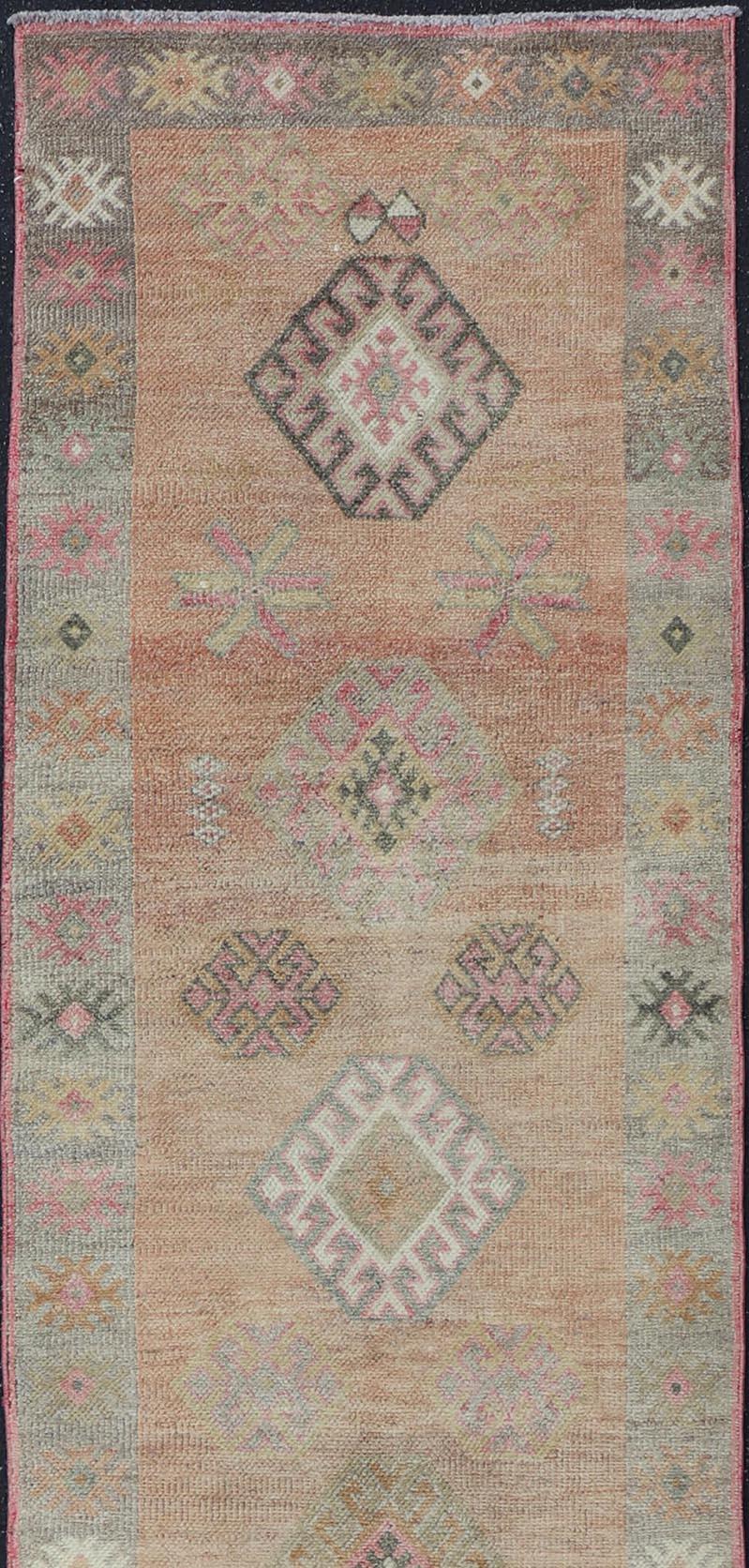 Turc Tapis de couloir turc Tulu des années 1940 avec motif de médaillon, 2'11