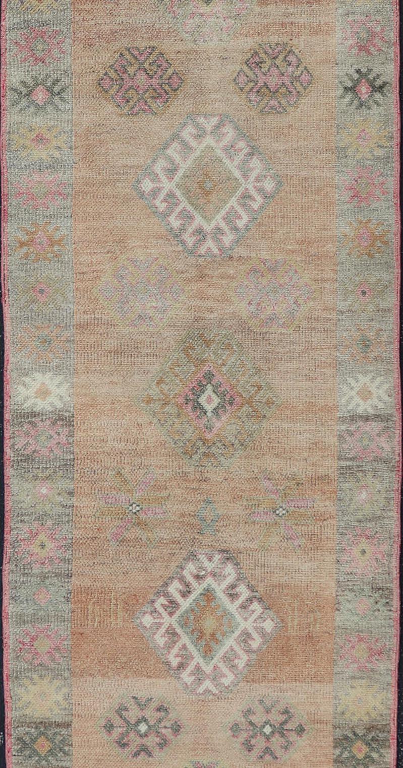 Noué à la main Tapis de couloir turc Tulu des années 1940 avec motif de médaillon, 2'11