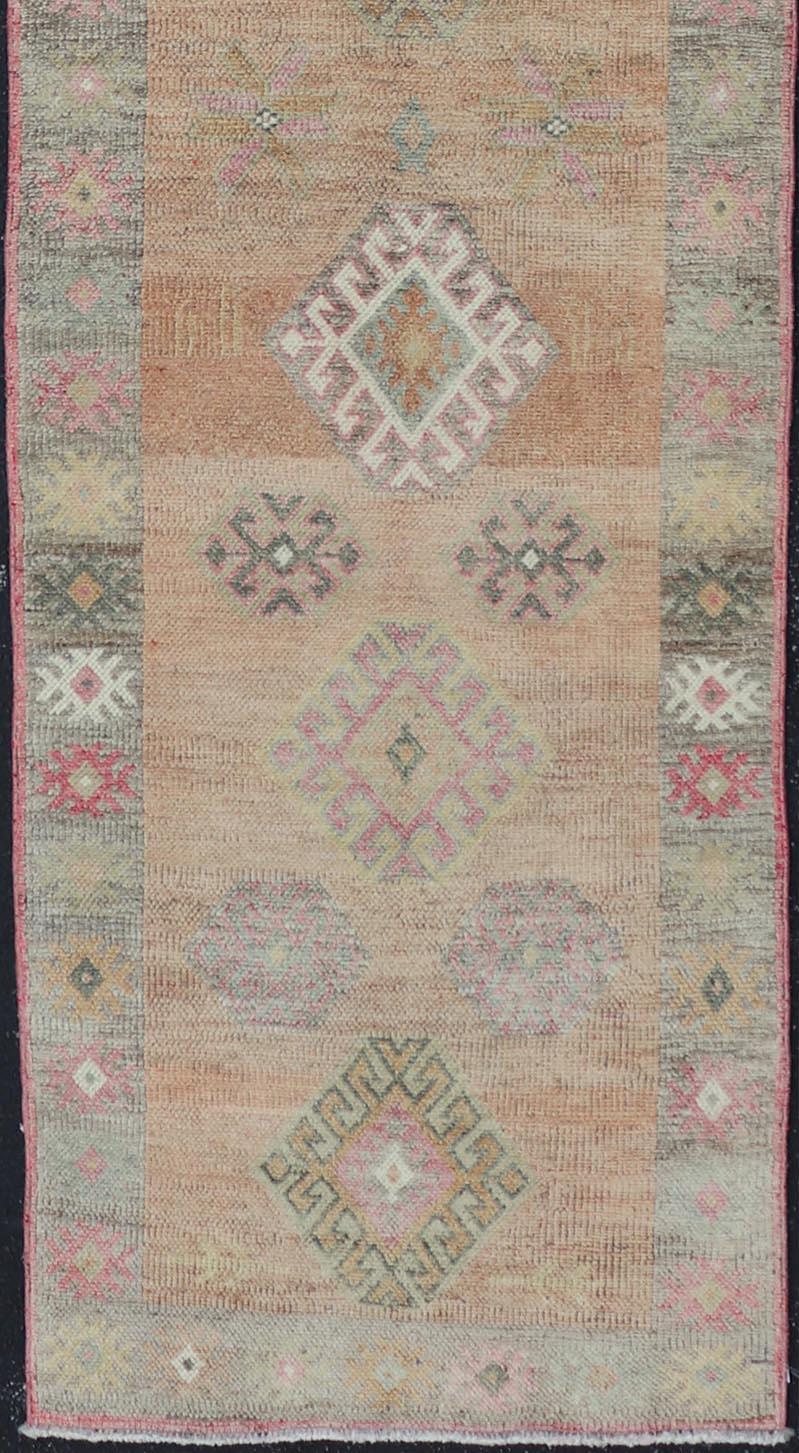 Tapis de couloir turc Tulu des années 1940 avec motif de médaillon, 2'11