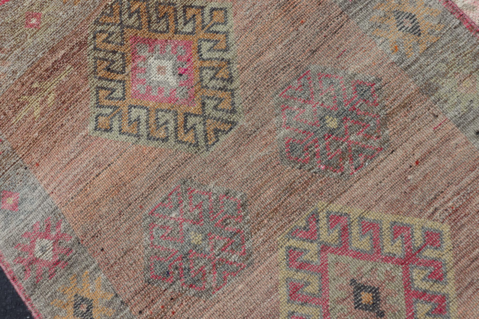 20ième siècle Tapis de couloir turc Tulu des années 1940 avec motif de médaillon, 2'11