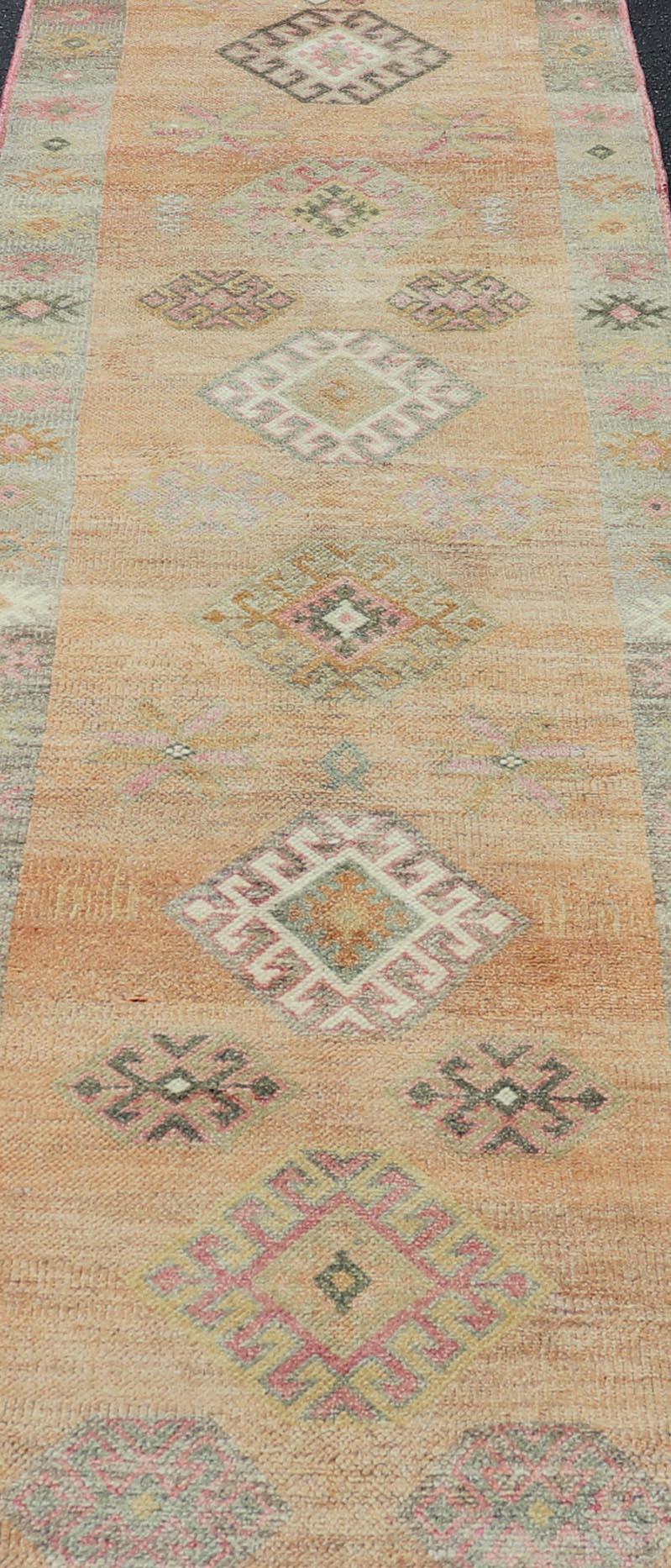Tapis de couloir turc Tulu des années 1940 avec motif de médaillon, 2'11