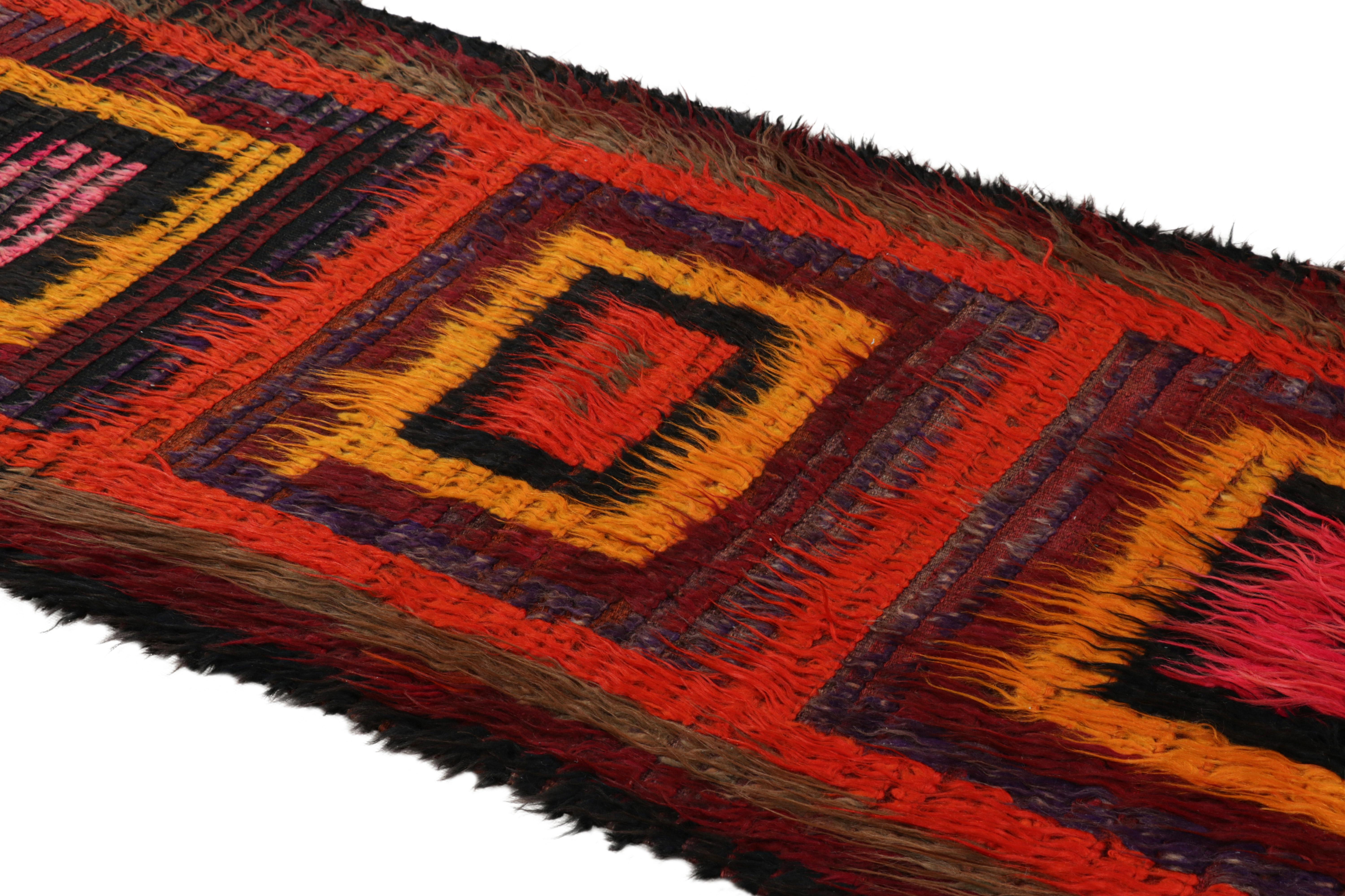 Dieser handgeknüpfte Wollteppich aus der Türkei (ca. 1950-1960) ist ein extrem seltenes Stück, wie es nur wenige seiner Herkunft gibt: 3x9 Tulu-Läufer. 

Über das Design: 

Tulus gehören zu den begehrtesten Hochflor- und Shag-Teppichen, die oft in
