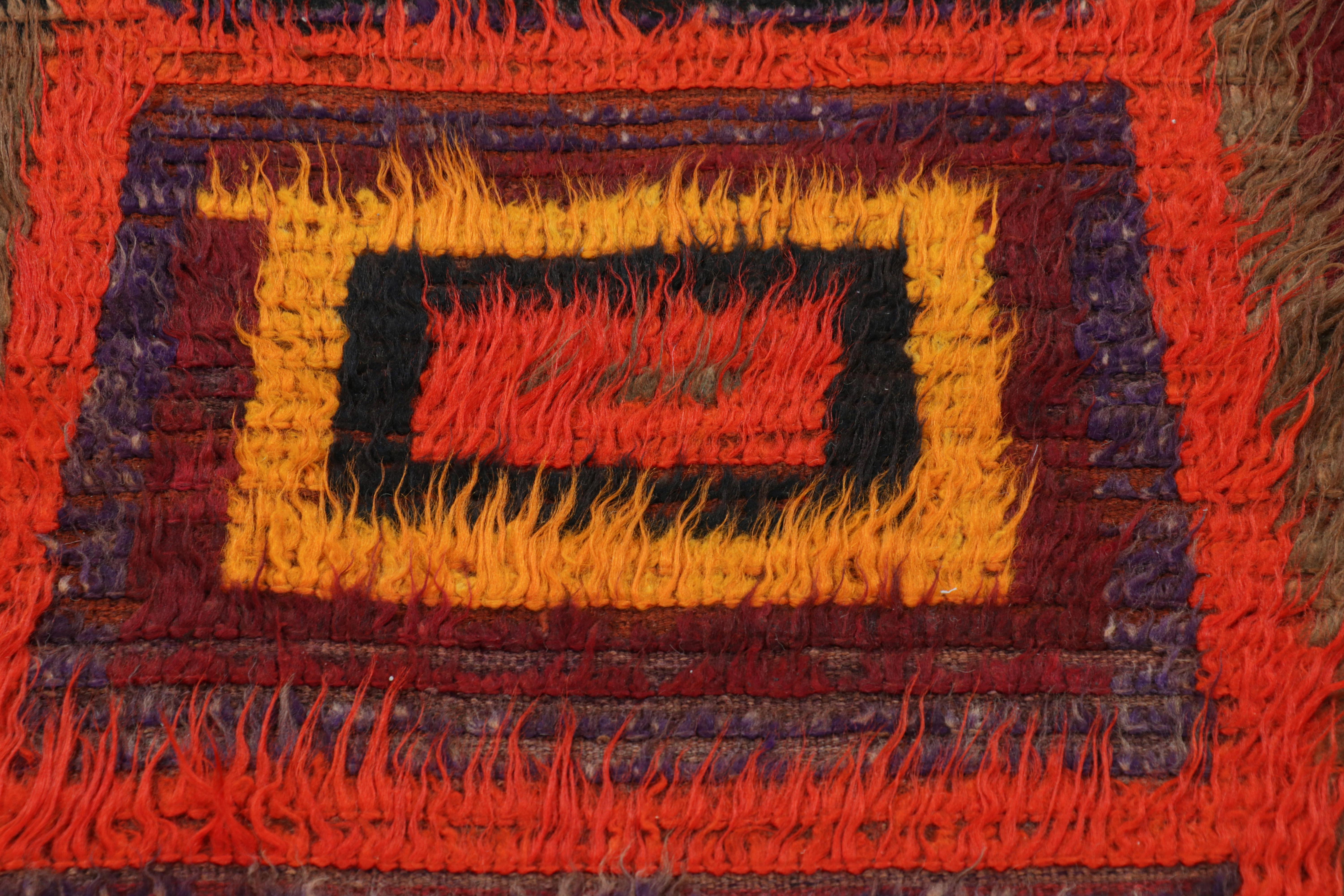 Vintage Tulu Läufer Teppich mit bunten geometrischen Mustern, von Rug & Kilim (Türkisch) im Angebot