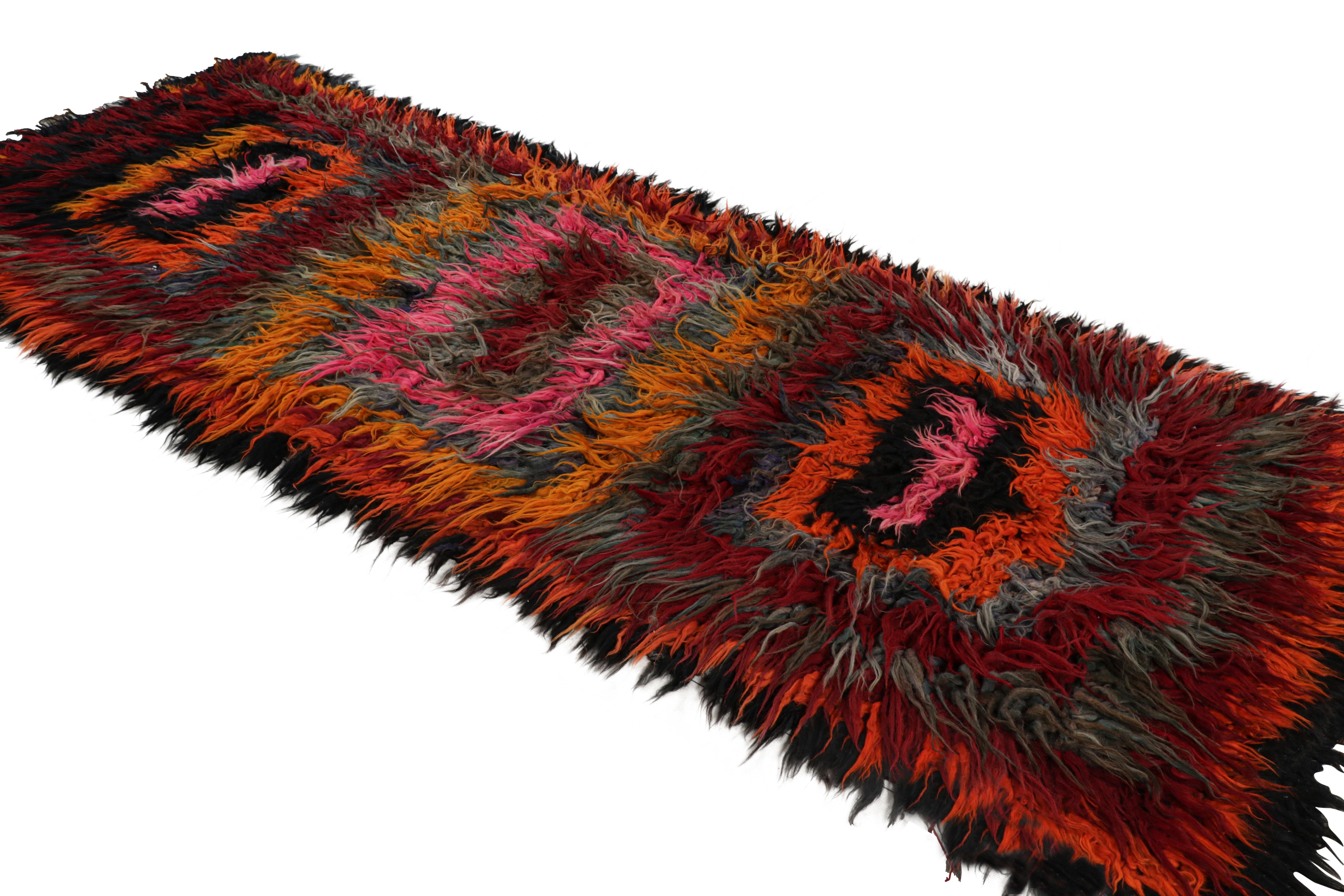 Vintage Tulu Läufer Teppich mit bunten geometrischen Mustern, von Rug & Kilim (Handgeknüpft) im Angebot