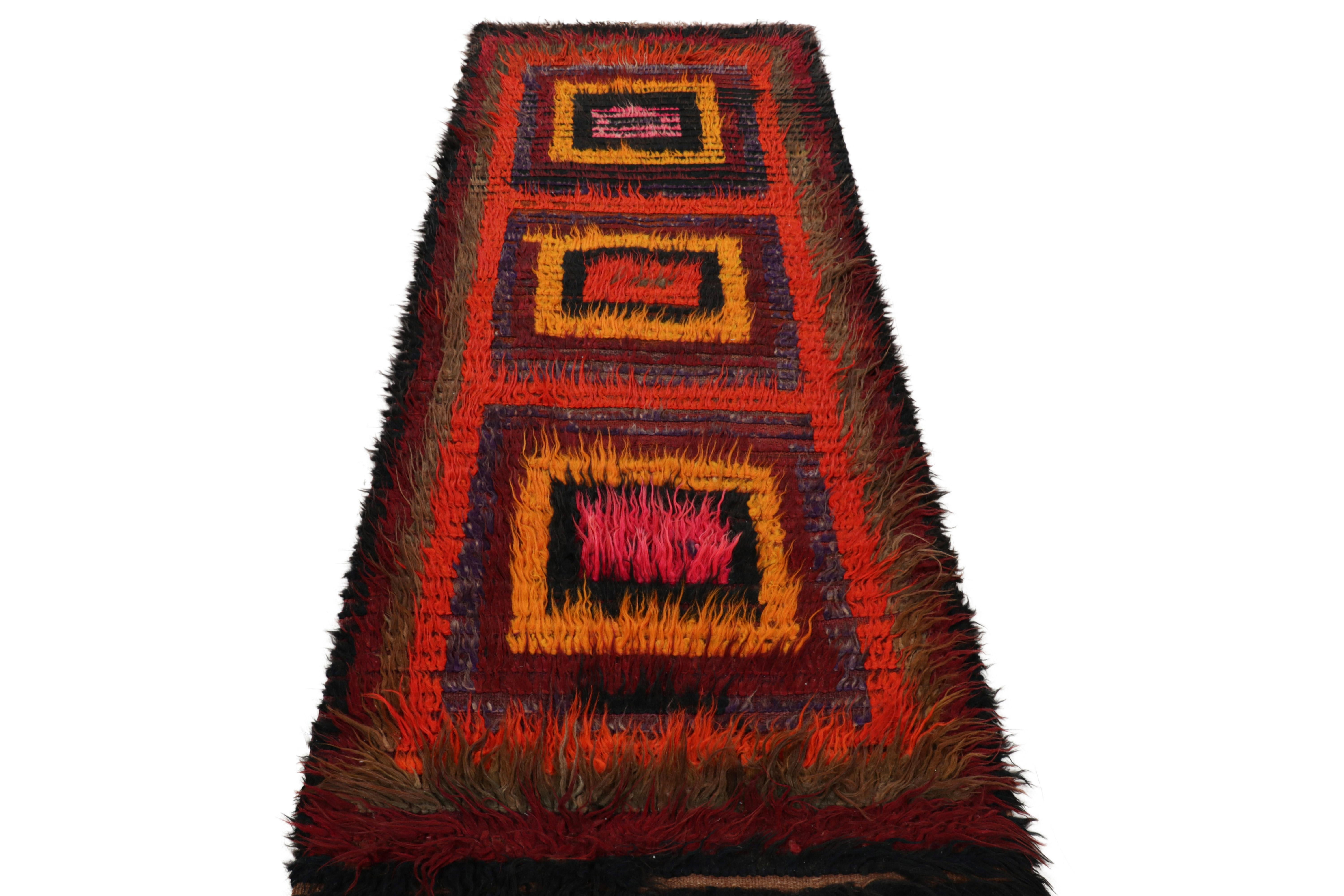 Vintage Tulu Läufer Teppich mit bunten geometrischen Mustern, von Rug & Kilim im Zustand „Gut“ im Angebot in Long Island City, NY