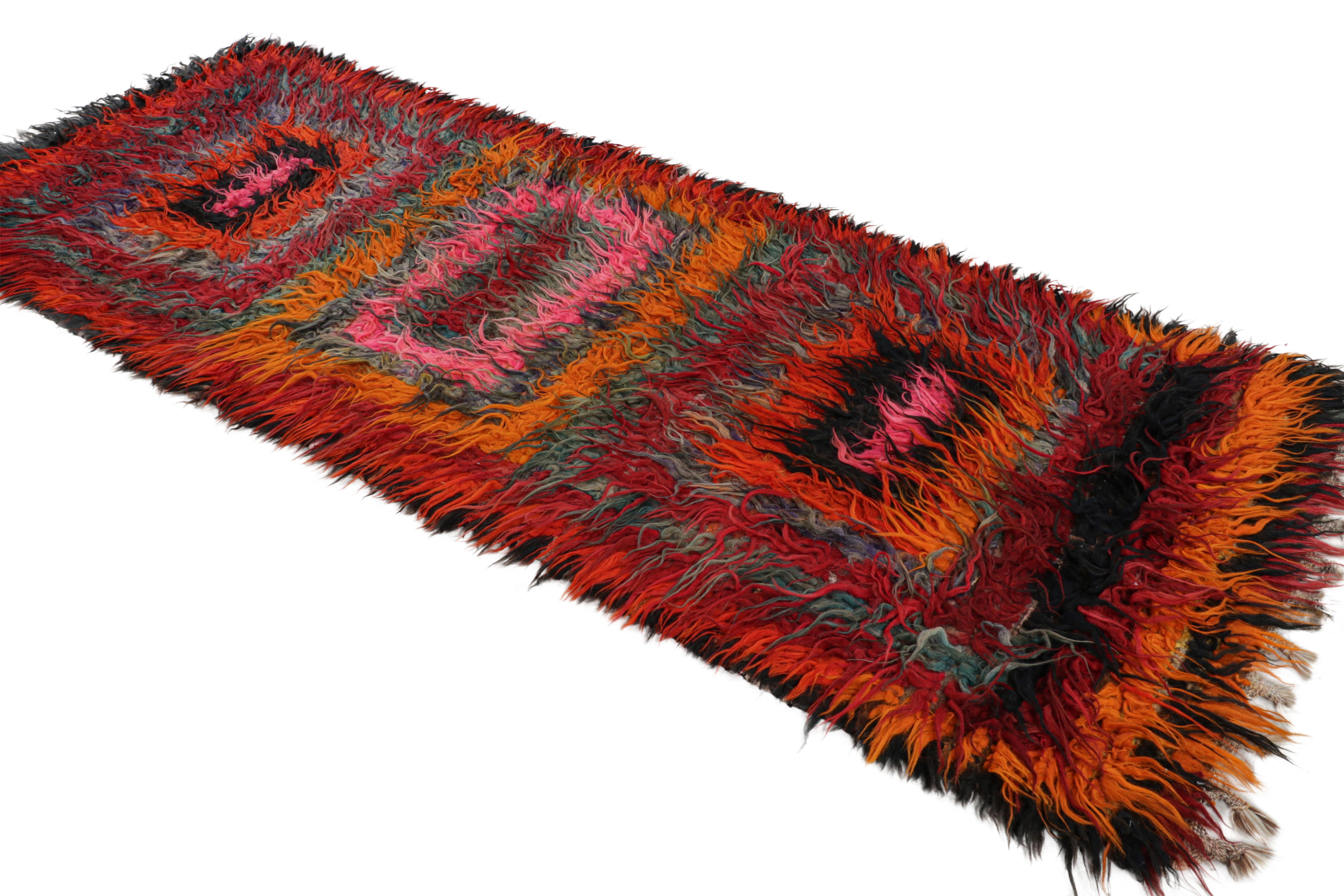Vintage Tulu Läufer Teppich mit bunten geometrischen Mustern, von Rug & Kilim im Zustand „Gut“ im Angebot in Long Island City, NY