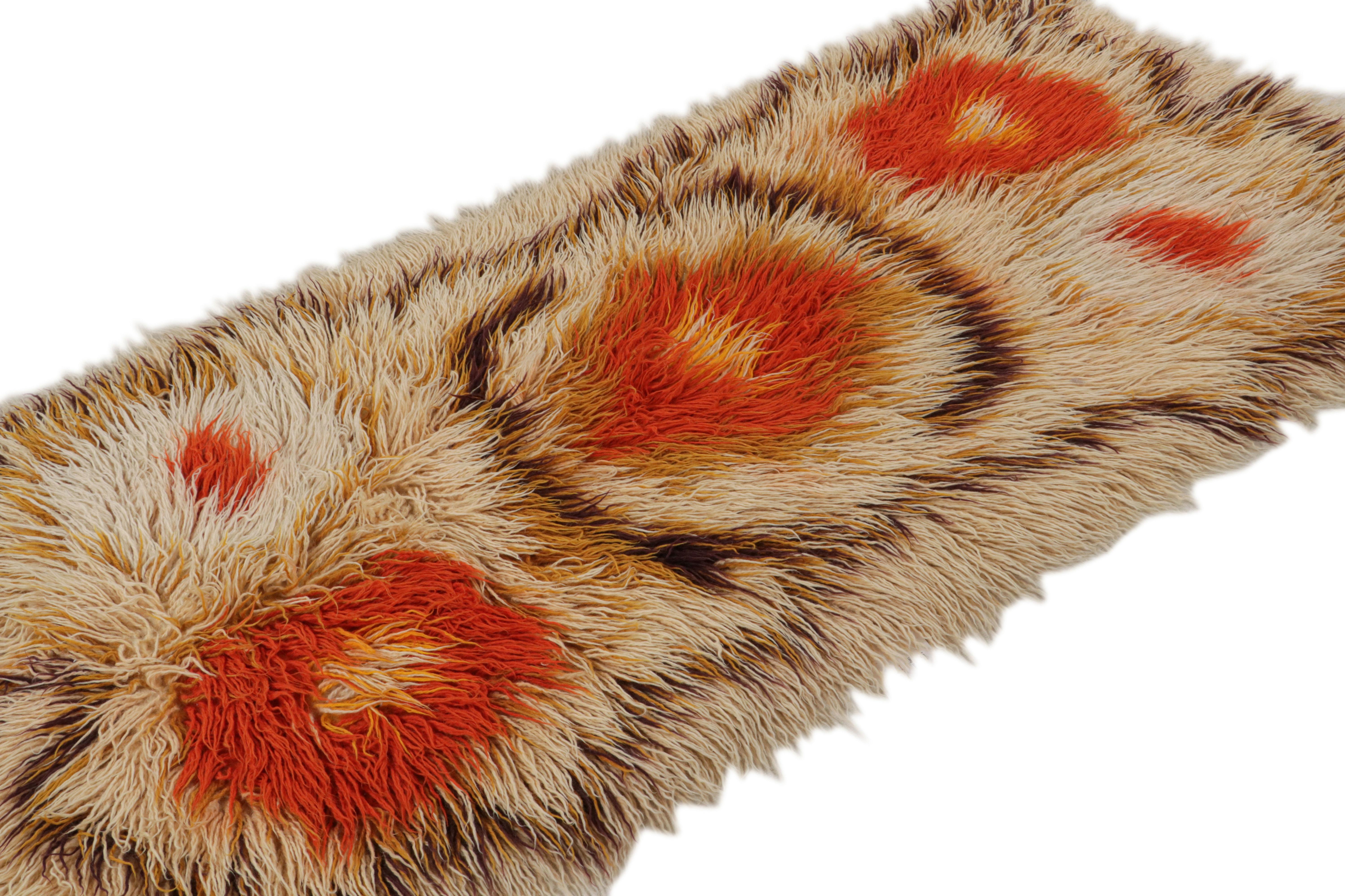 Noué à la main en laine, un tapis de course Tulu 3x7 vintage de Turquie circa 1950-1960 - le dernier à rejoindre les sélections vintage de Rug & Kilim.

Sur le Design/One

Dans cette pièce, les tons beige-brun, or et orange soulignent un motif