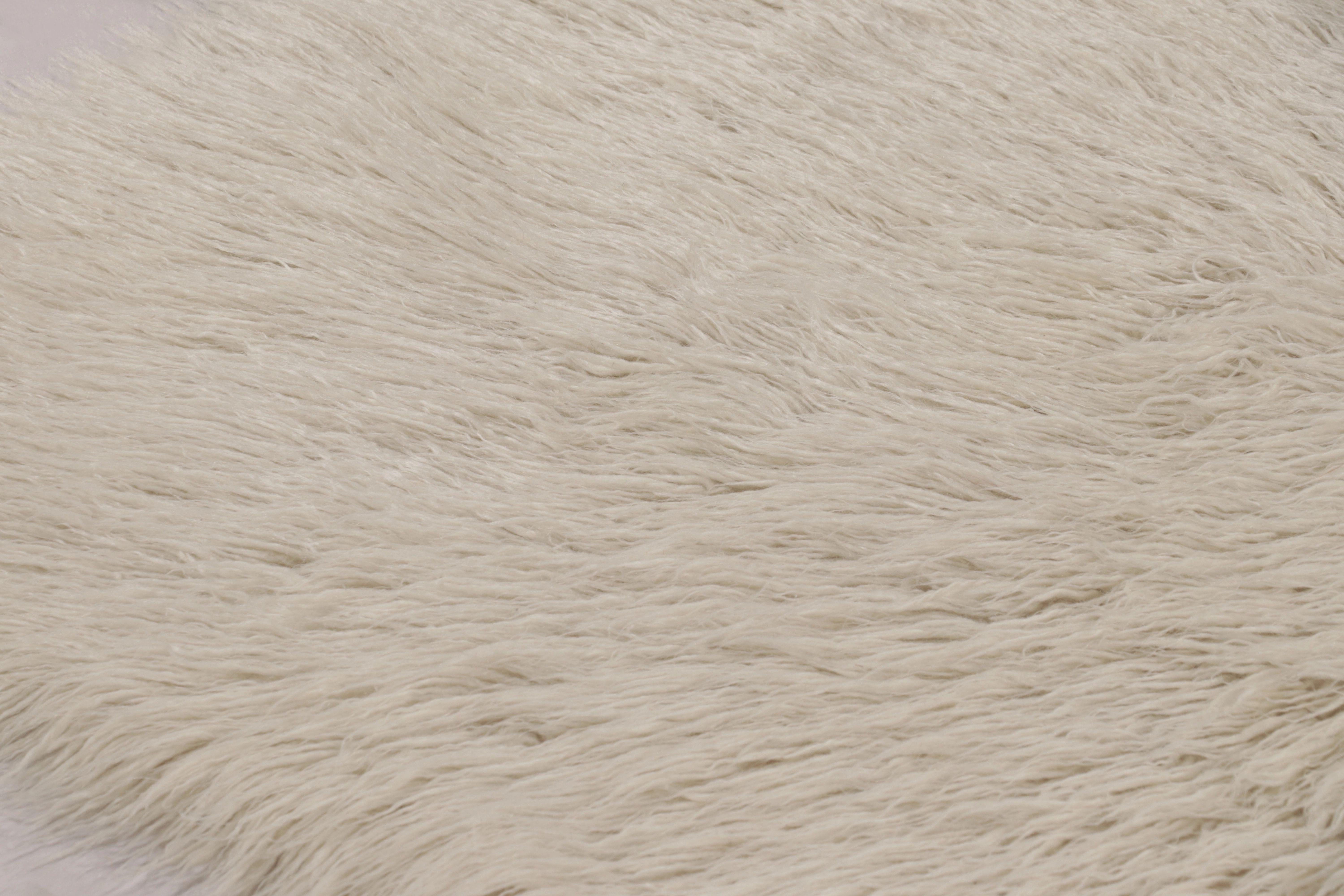  Noué à la main en laine et originaire de Turquie vers 1950-1960, ce tapis Tulu shag vintage de 5x7 est une riche trouvaille parmi une nouvelle collection de pièces minimalistes de la collection du milieu du siècle de Rug & Kilim de cette