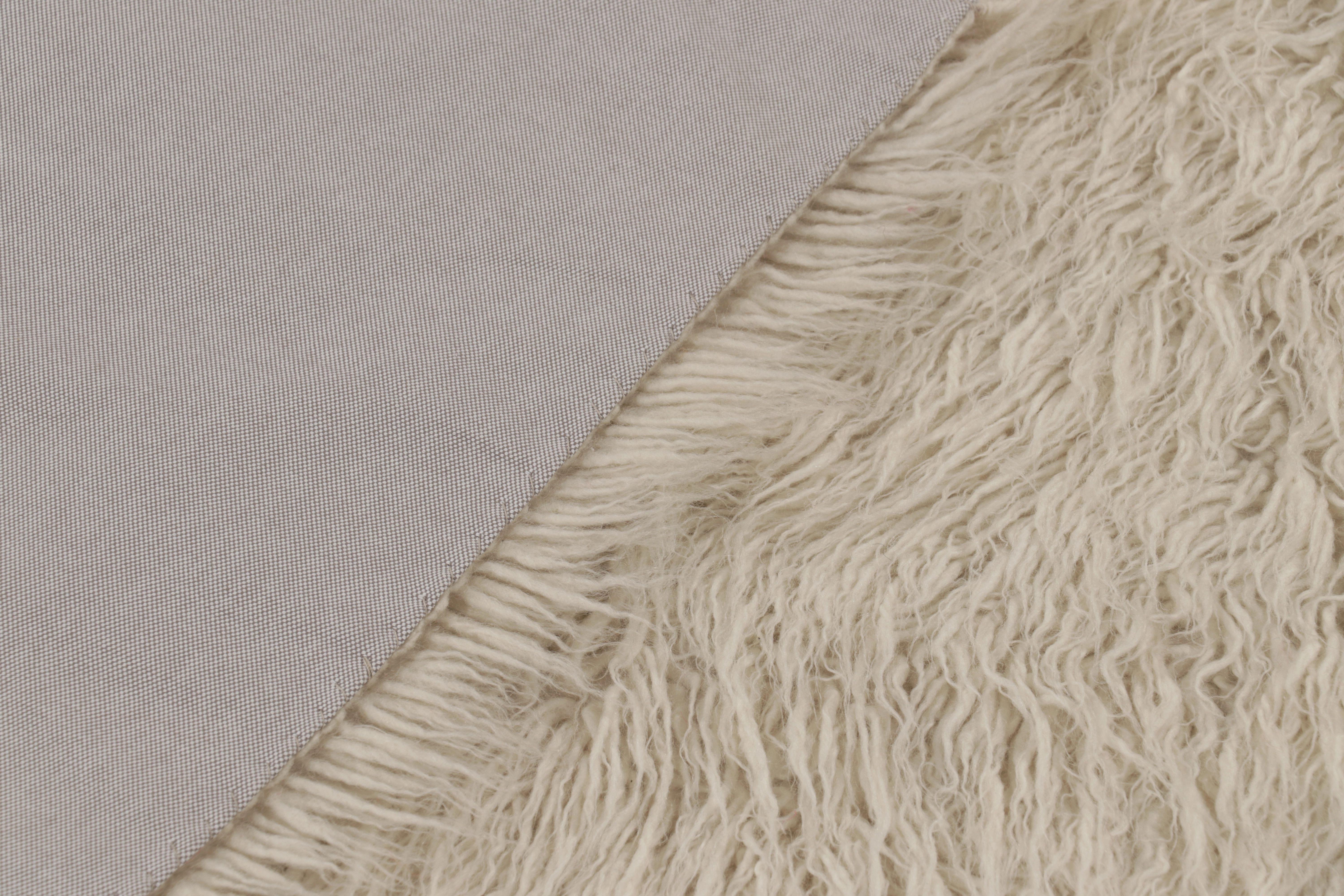 Milieu du XXe siècle Tapis Vintage Tulu Shag, tons beige, ivoire et crème - Rug & Kilim en vente