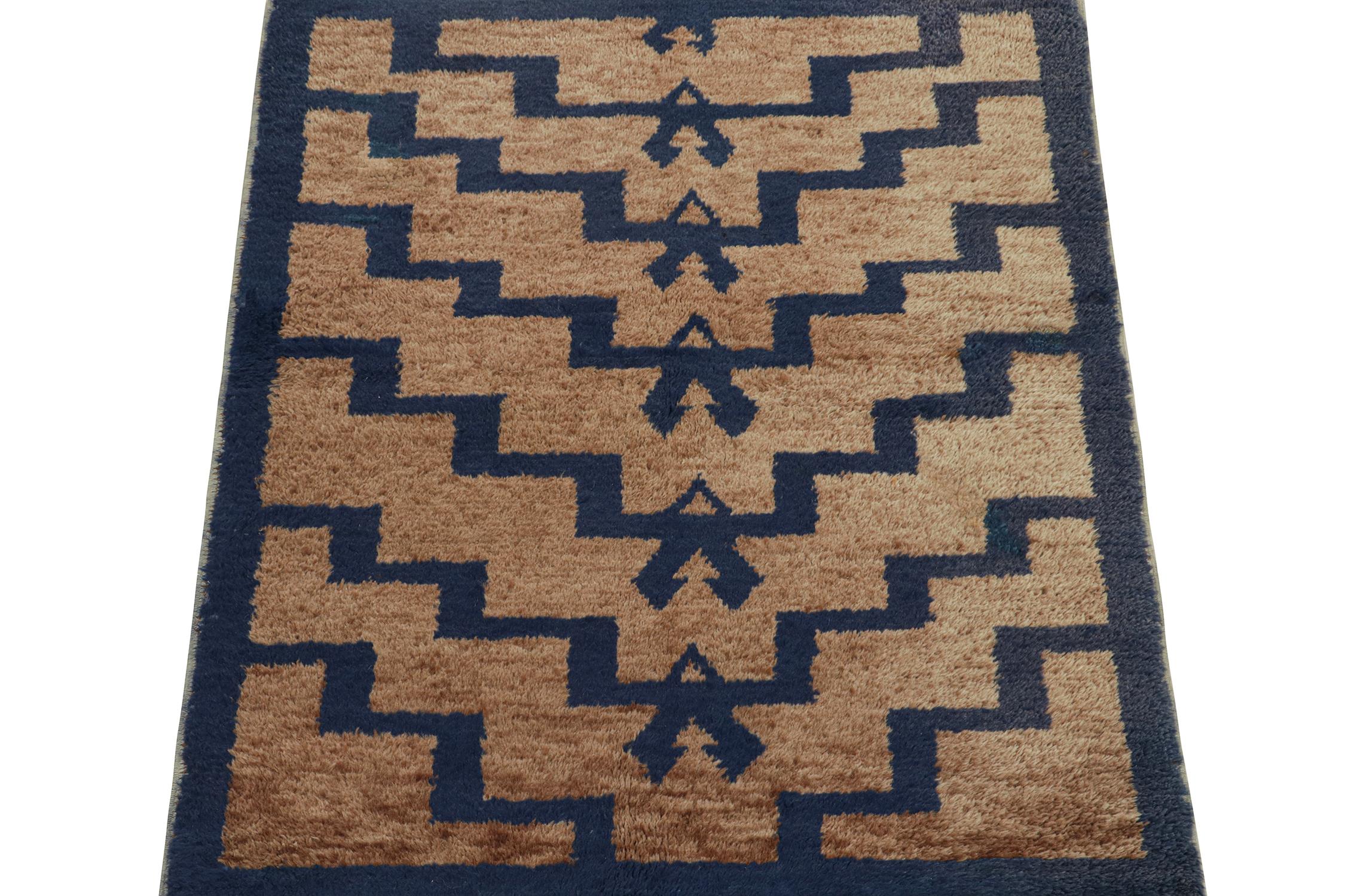 Ce tapis vintage 3x5 Tulu fait partie des dernières entrées de la collection tribale du milieu du siècle de Rug & Kilim. Noué à la main en laine de Turquie, vers 1950-1960.

Plus loin dans le Design :

Cette origine tribale est l'un des styles