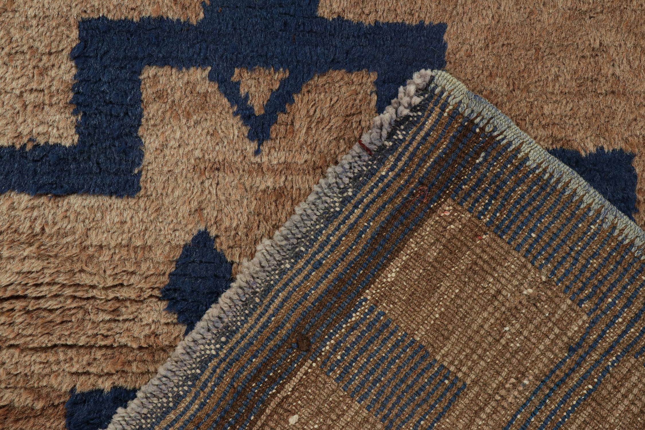Milieu du XXe siècle Tapis vintage Tulu Shag en marron et bleu marine à motif géométrique par Rug & Kilim en vente