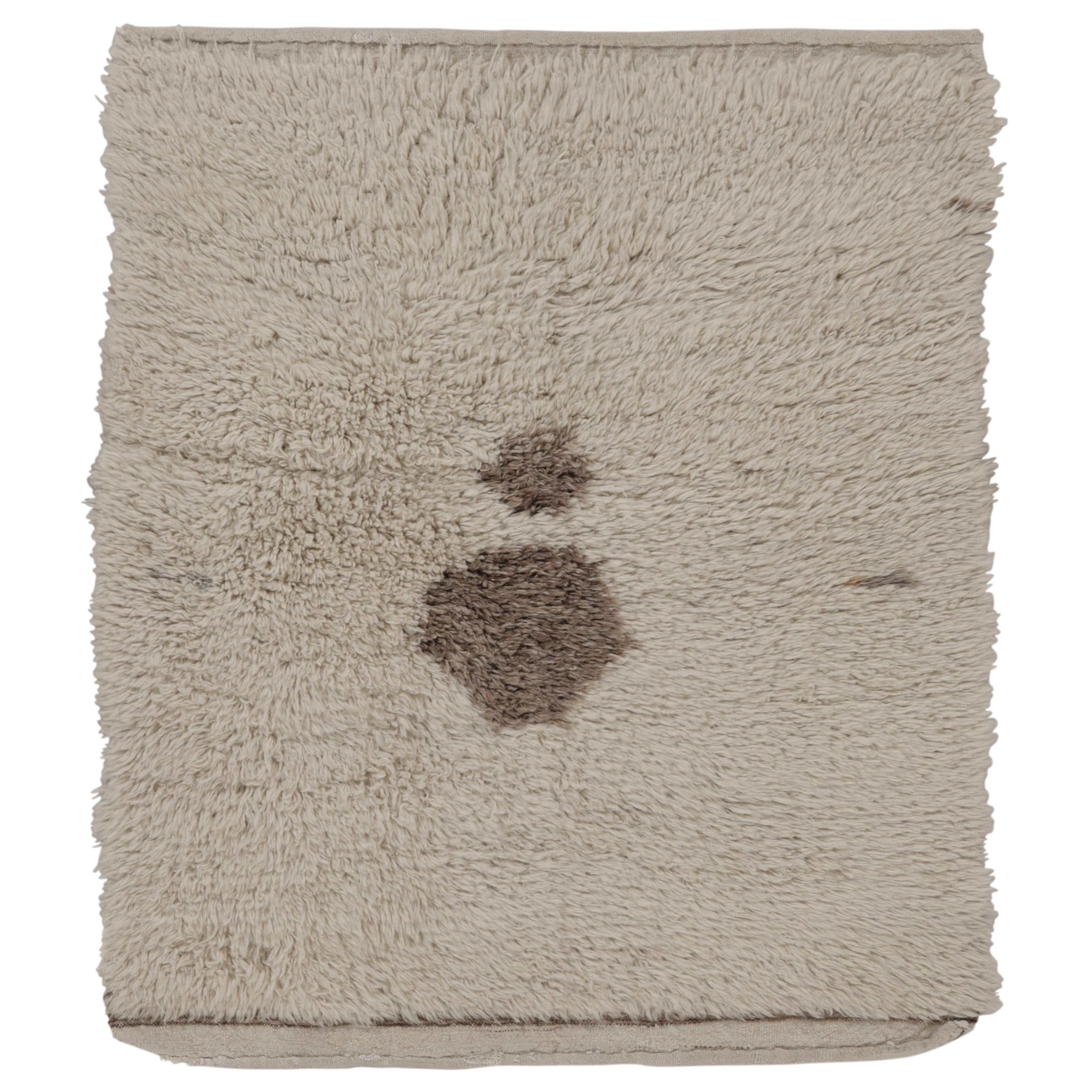 Vintage Tulu Shag Rug in Cream and Beige-Brown Medallion - Rug 
Kilim For Sale