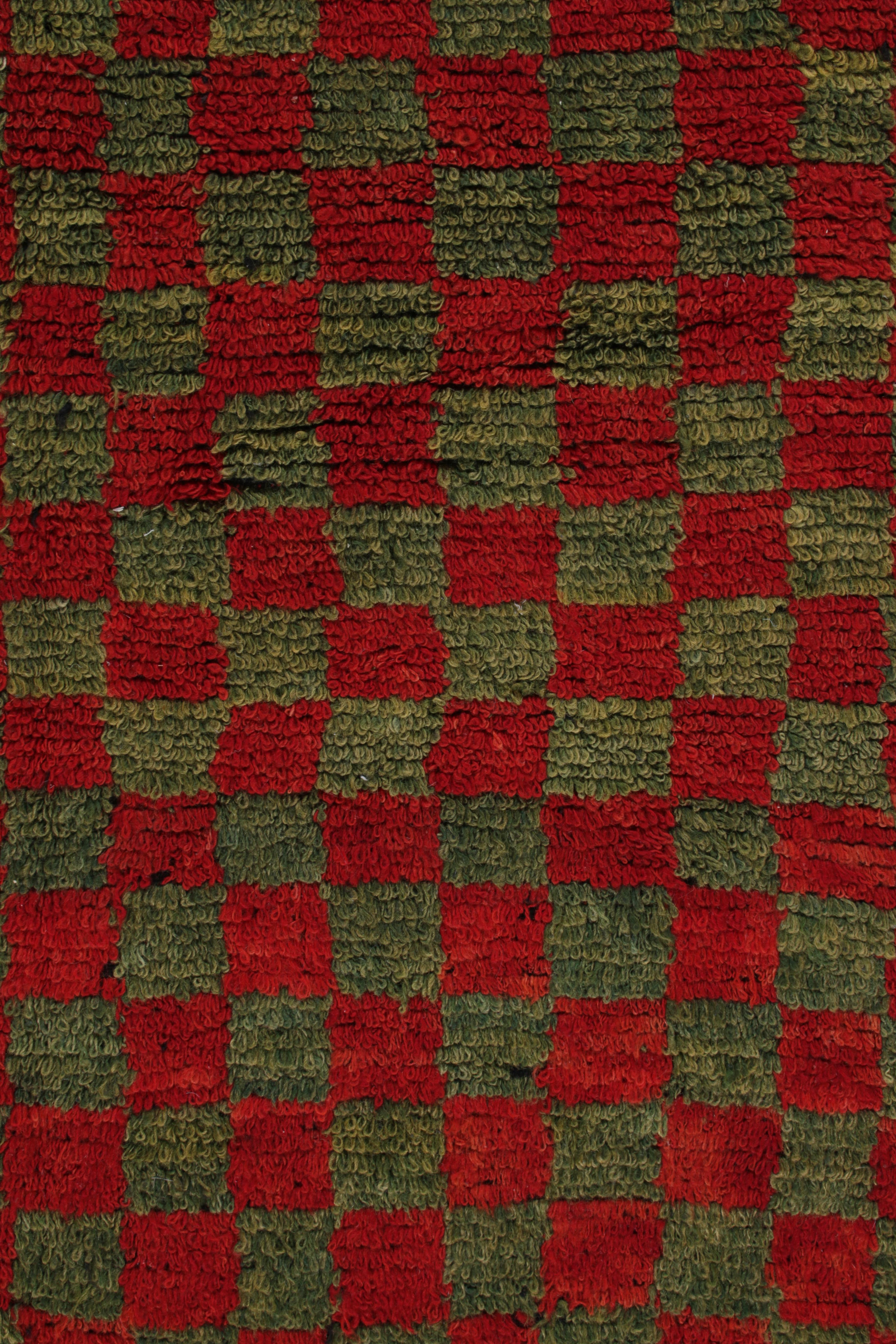 Alfombra Tulu Shag Vintage en rojo y verde con diseño geométrico de tablero de ajedrez by Rug & Kilim en Bueno estado para la venta en Long Island City, NY