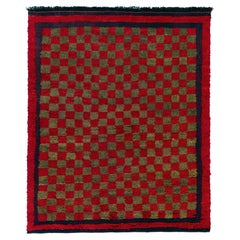 Tapis vintage Tulu à poils longs rouge, vert à motif géométrique en damier par Rug & Kilim