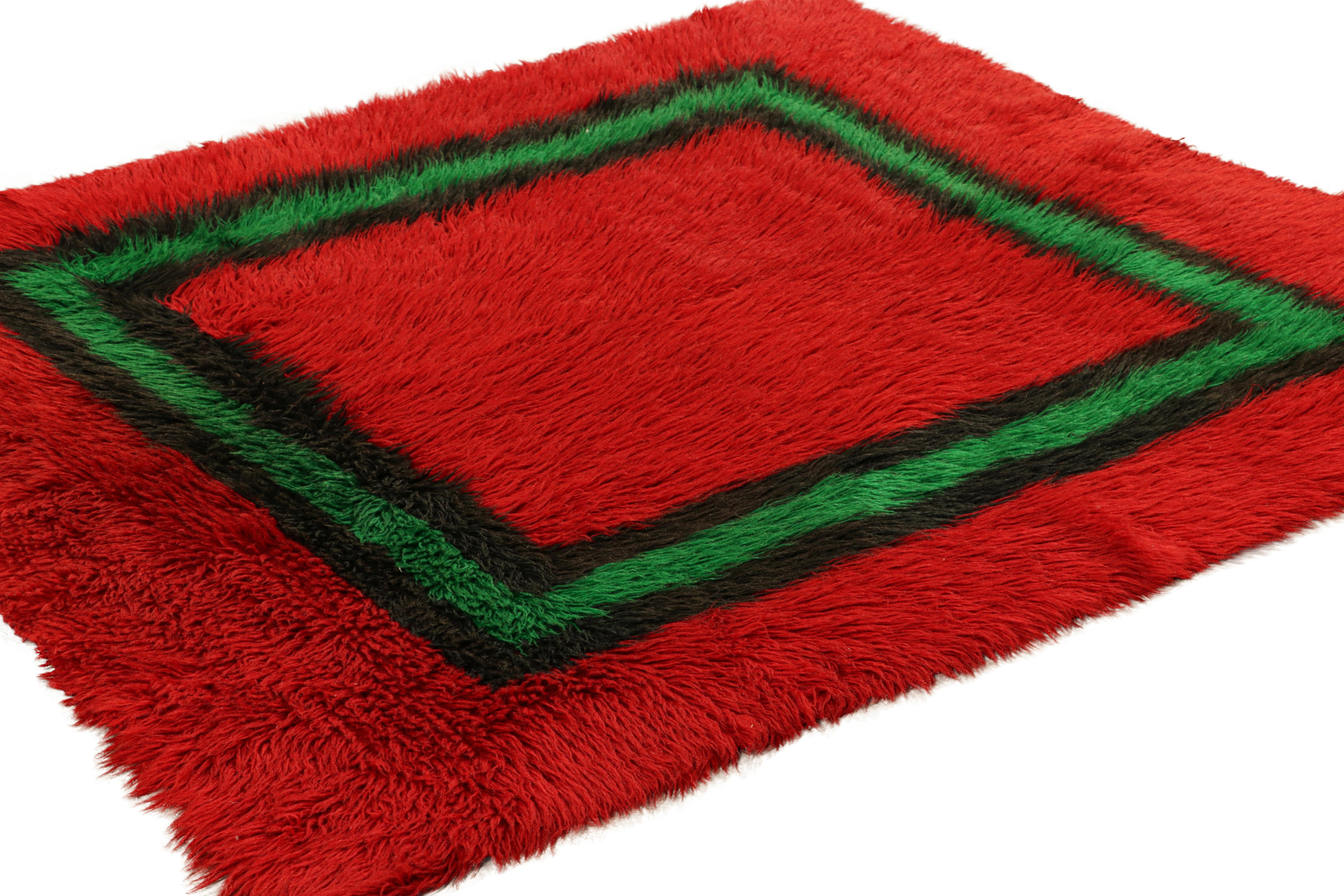 Vintage Tulu Shag Teppich in Rot mit grünem geometrischem Muster, von Rug & Kilim (Handgeknüpft) im Angebot
