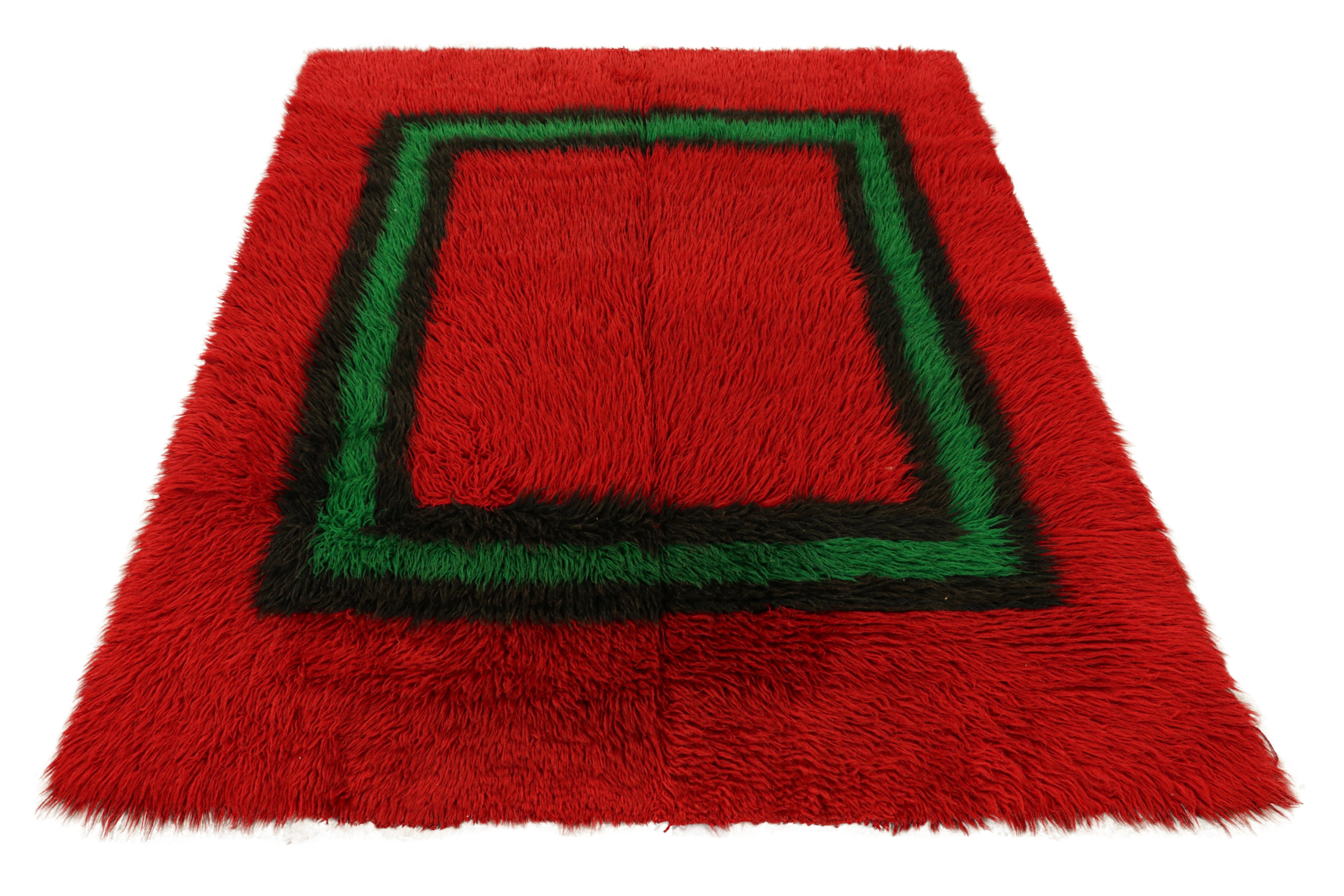 Vintage Tulu Shag Teppich in Rot mit grünem geometrischem Muster, von Rug & Kilim im Zustand „Gut“ im Angebot in Long Island City, NY