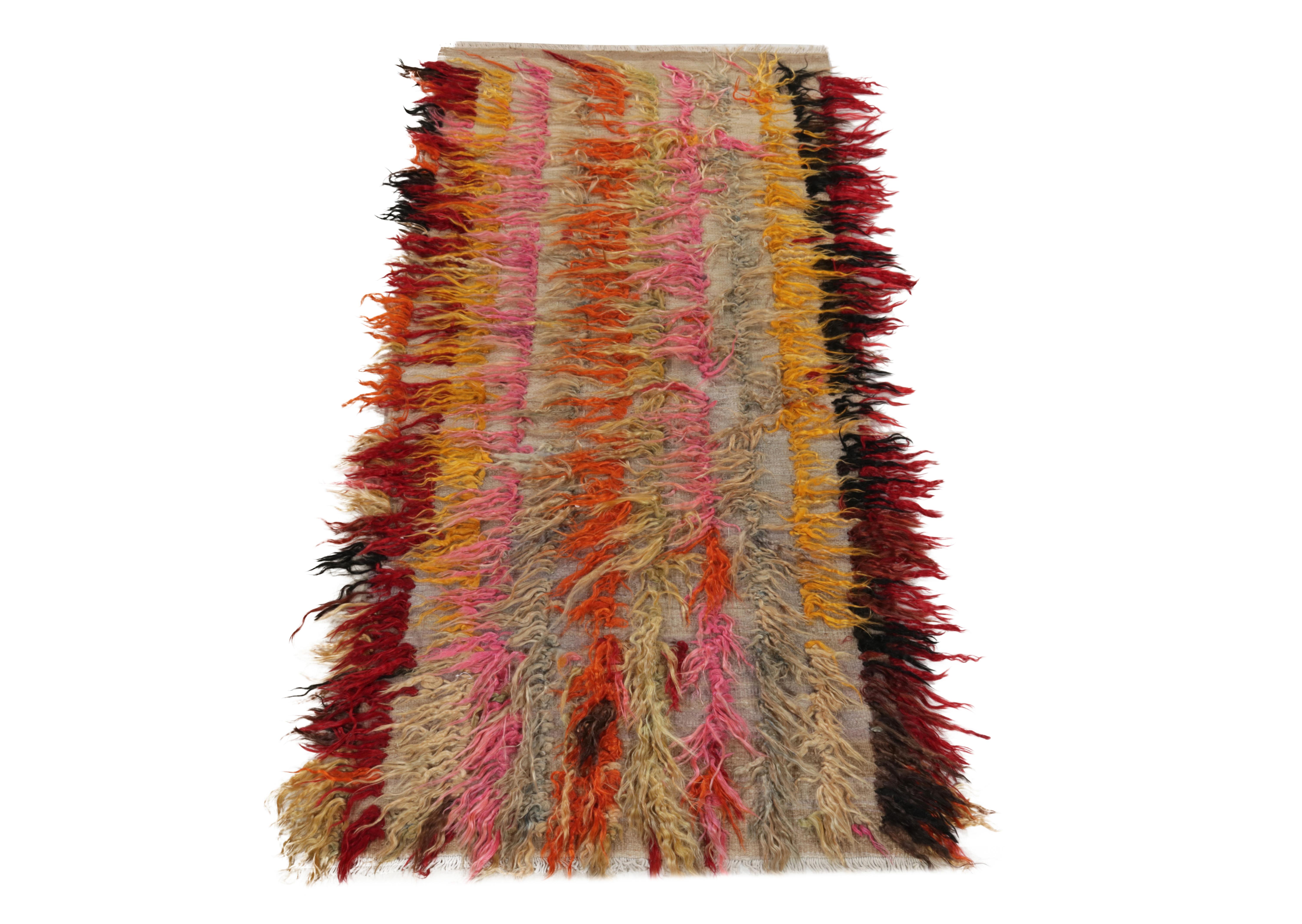 Noué à la main en laine vers 1950-1960, ce chemin de table vintage 3x6 présente un délicieux velours haut dans des tons audacieux de rouge, noir, jaune mangue, rose et gris, jouant joyeusement avec la texture tulu haute et basse de l'époque du