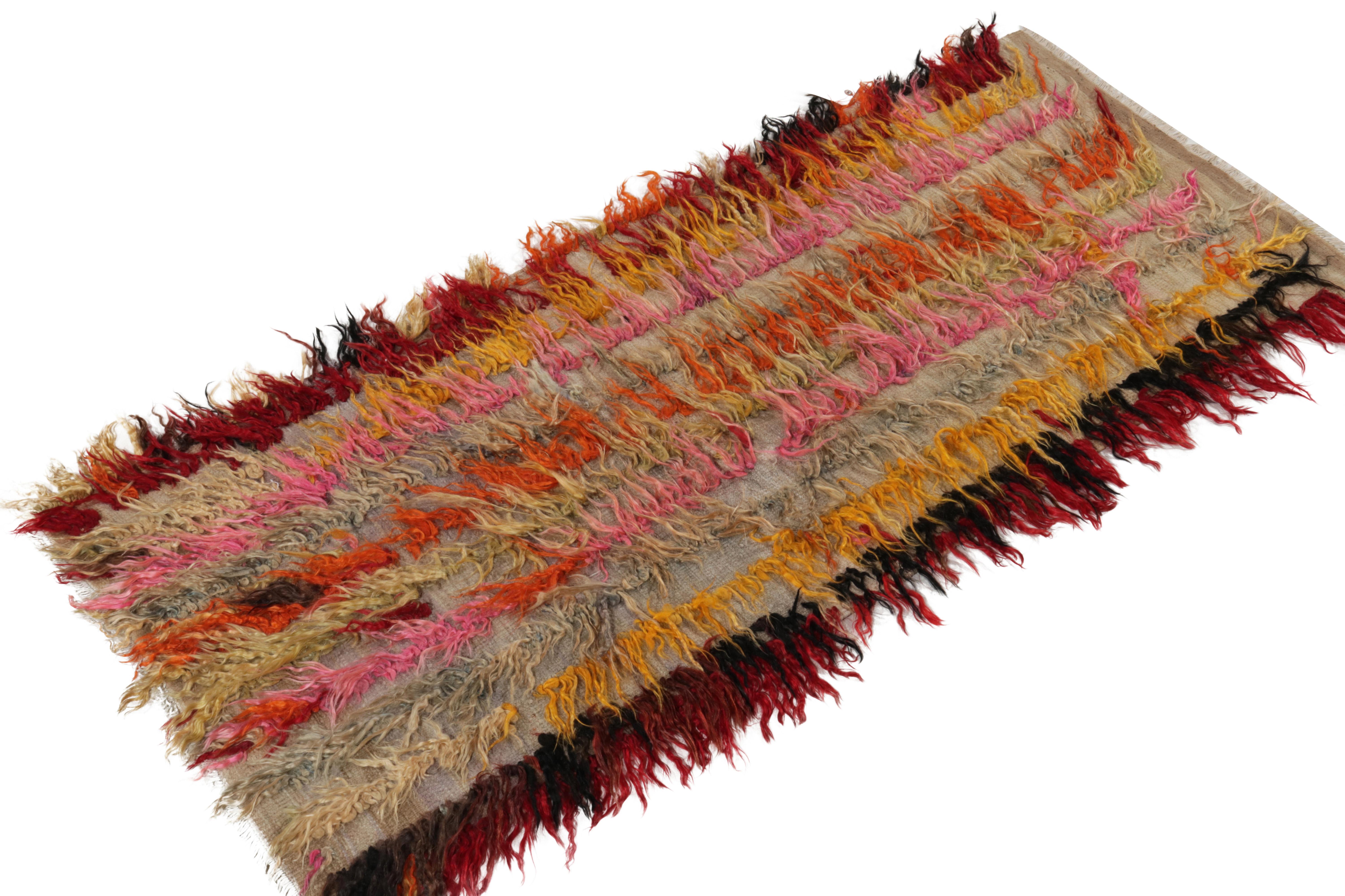 Turc Tapis de couloir vintage Tulu à poils longs beige à rayures multicolores, tapis & Kilim en vente