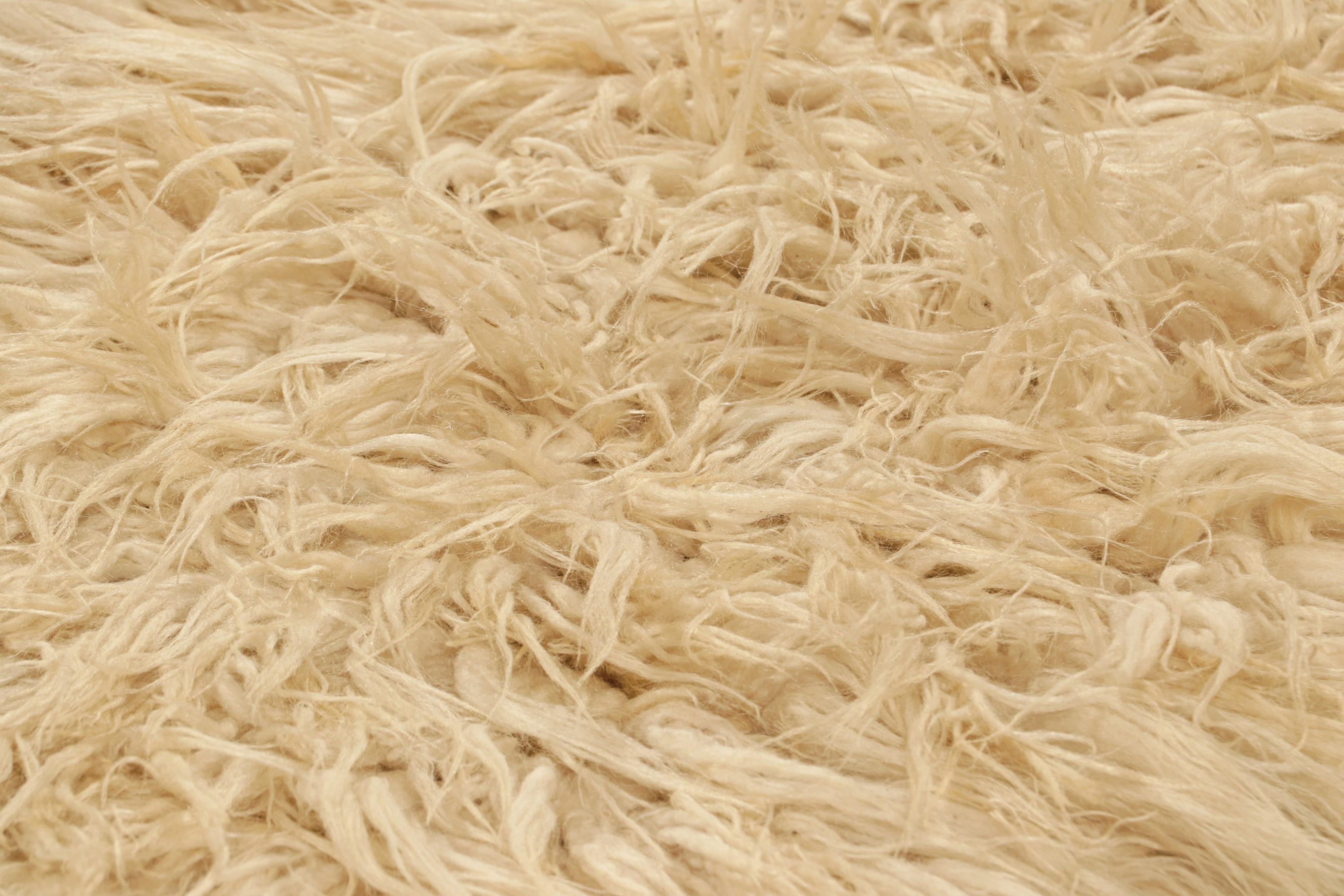 Originaire de Turquie vers 1950-1960, ce tapis de course shag vintage 3x8 est doté d'un poil haut resplendissant dans les tons beige et crème, complétant les sensibilités géométriques de la lignée Tulu dans un design texturé haut-bas de l'ère du