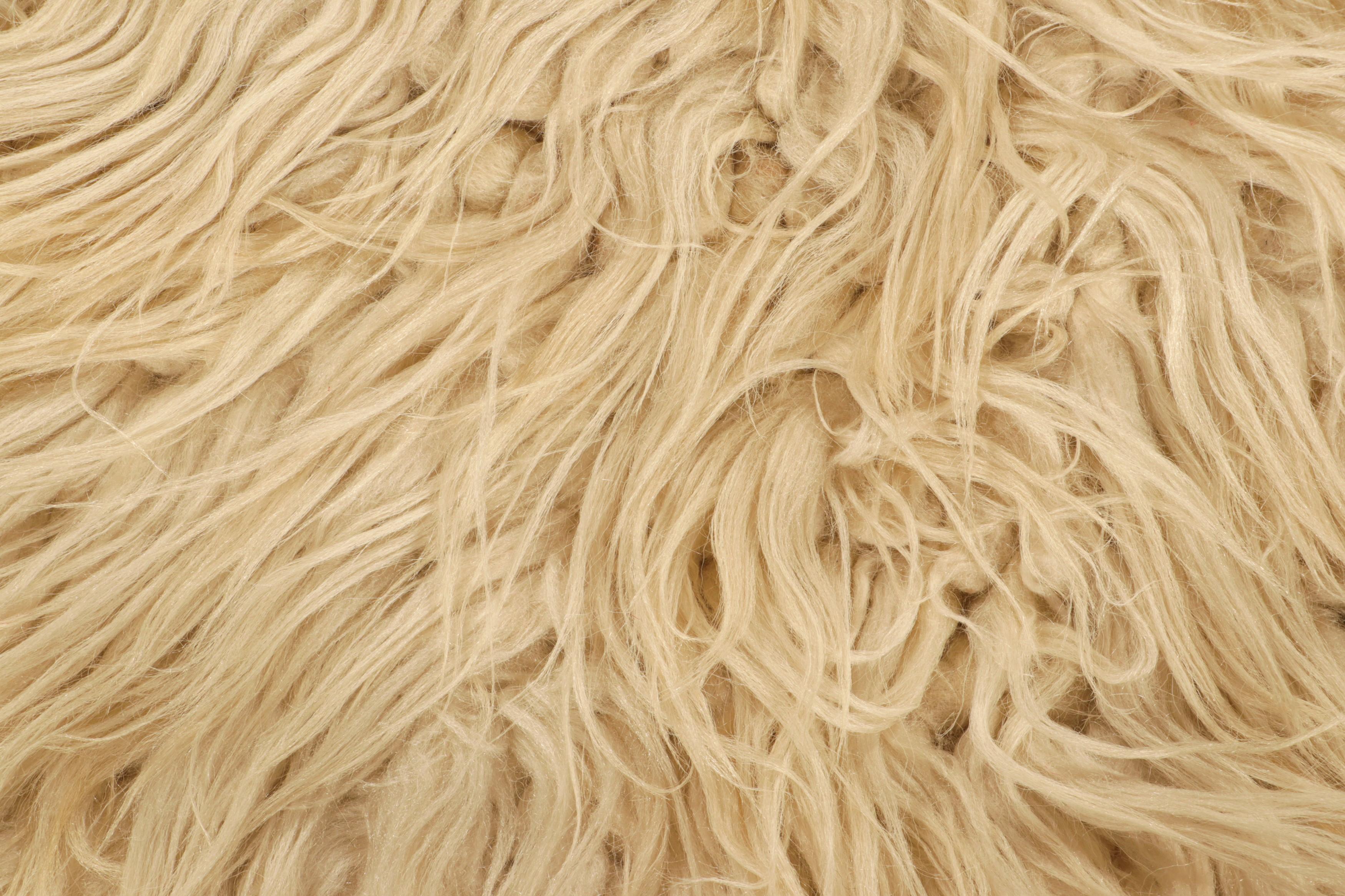 Turco Tappeto vintage Tulu Shag Runner in beige e crema con pelo alto - Rug & Kilim in vendita