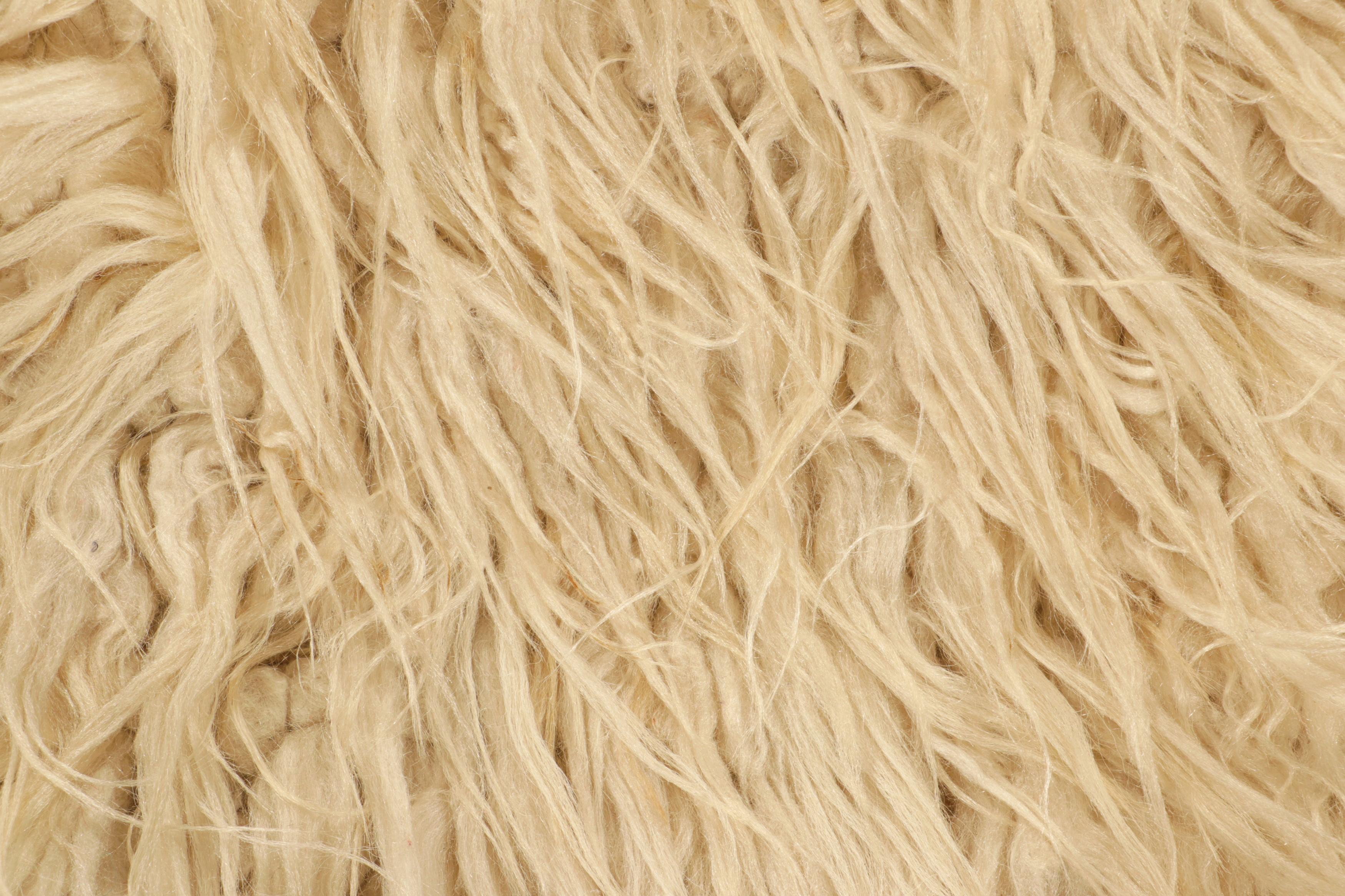 Turc Tapis de course vintage Tulu Shag en beige et crème à poils longs - Rug & Kilim en vente