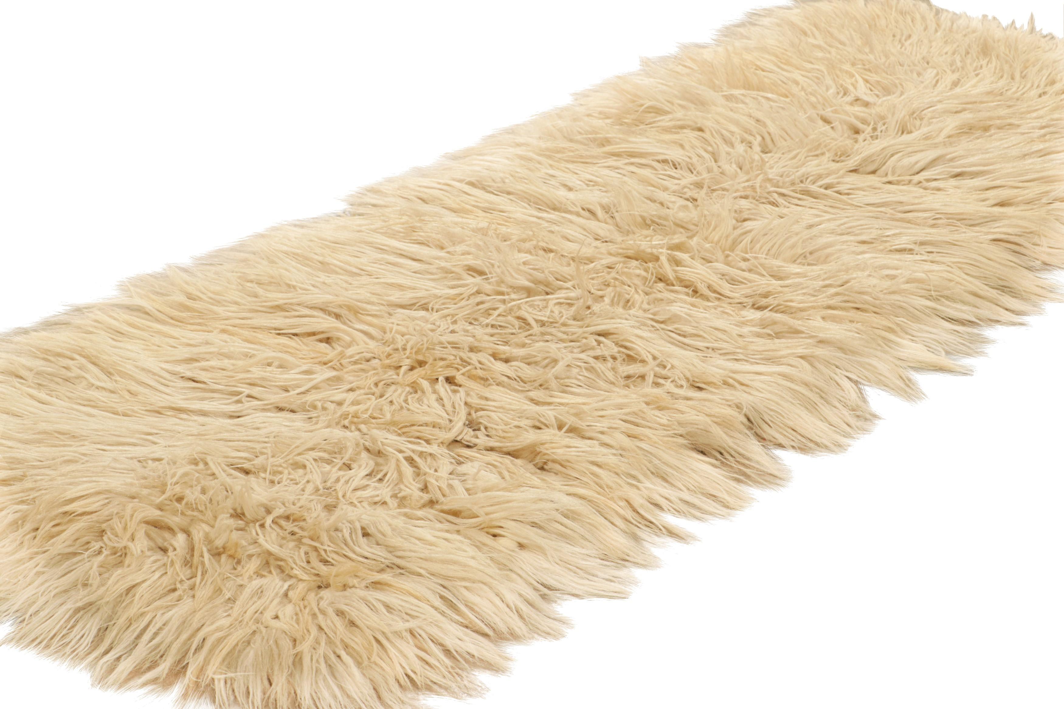 Annodato a mano Tappeto vintage Tulu Shag Runner in beige e crema con pelo alto - Rug & Kilim in vendita
