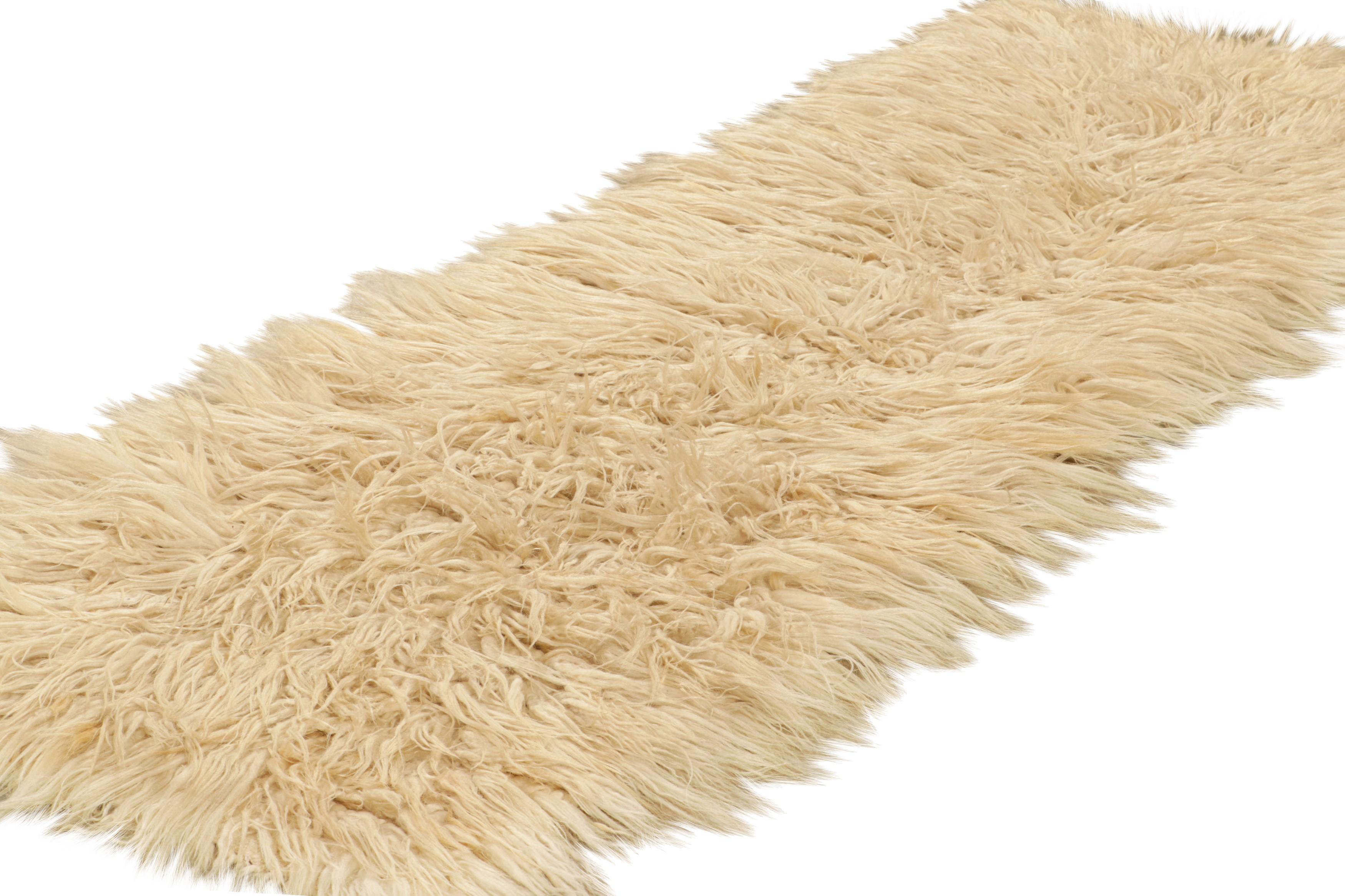Noué à la main Tapis de course vintage Tulu Shag en beige et crème à poils longs - Rug & Kilim en vente