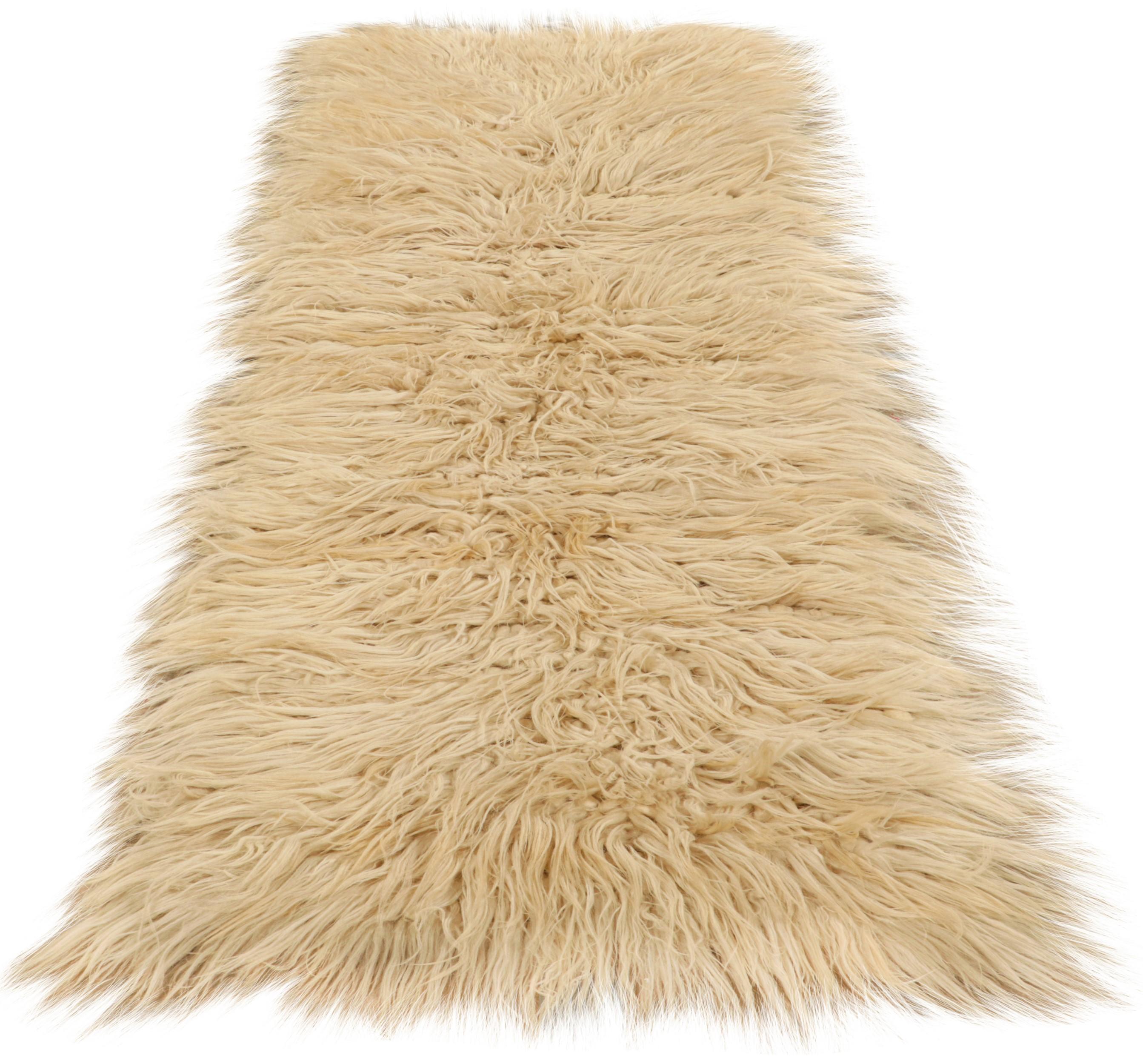 Tappeto vintage Tulu Shag Runner in beige e crema con pelo alto - Rug & Kilim In condizioni buone in vendita a Long Island City, NY