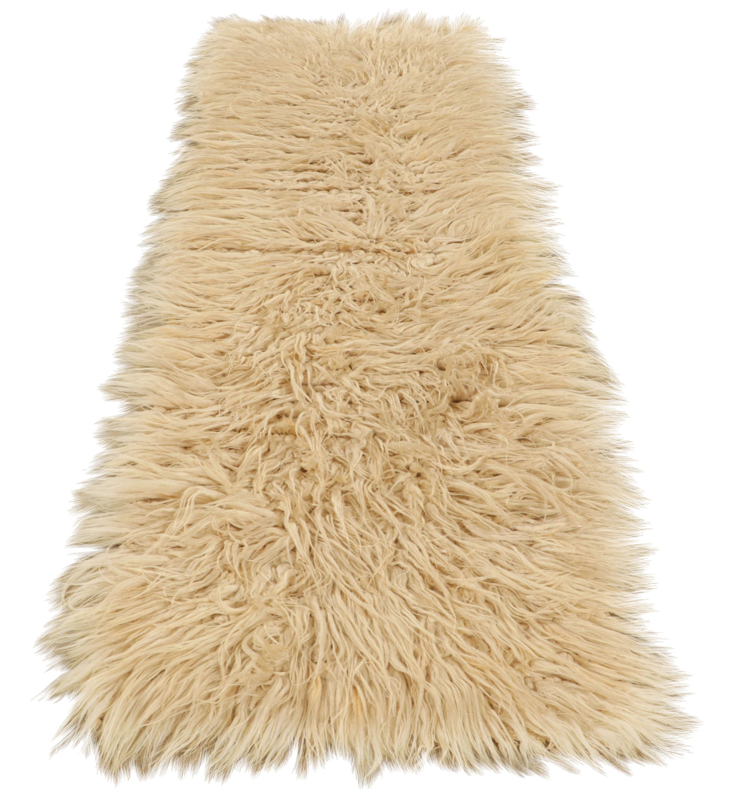 Tapis de course vintage Tulu Shag en beige et crème à poils longs - Rug & Kilim Bon état - En vente à Long Island City, NY