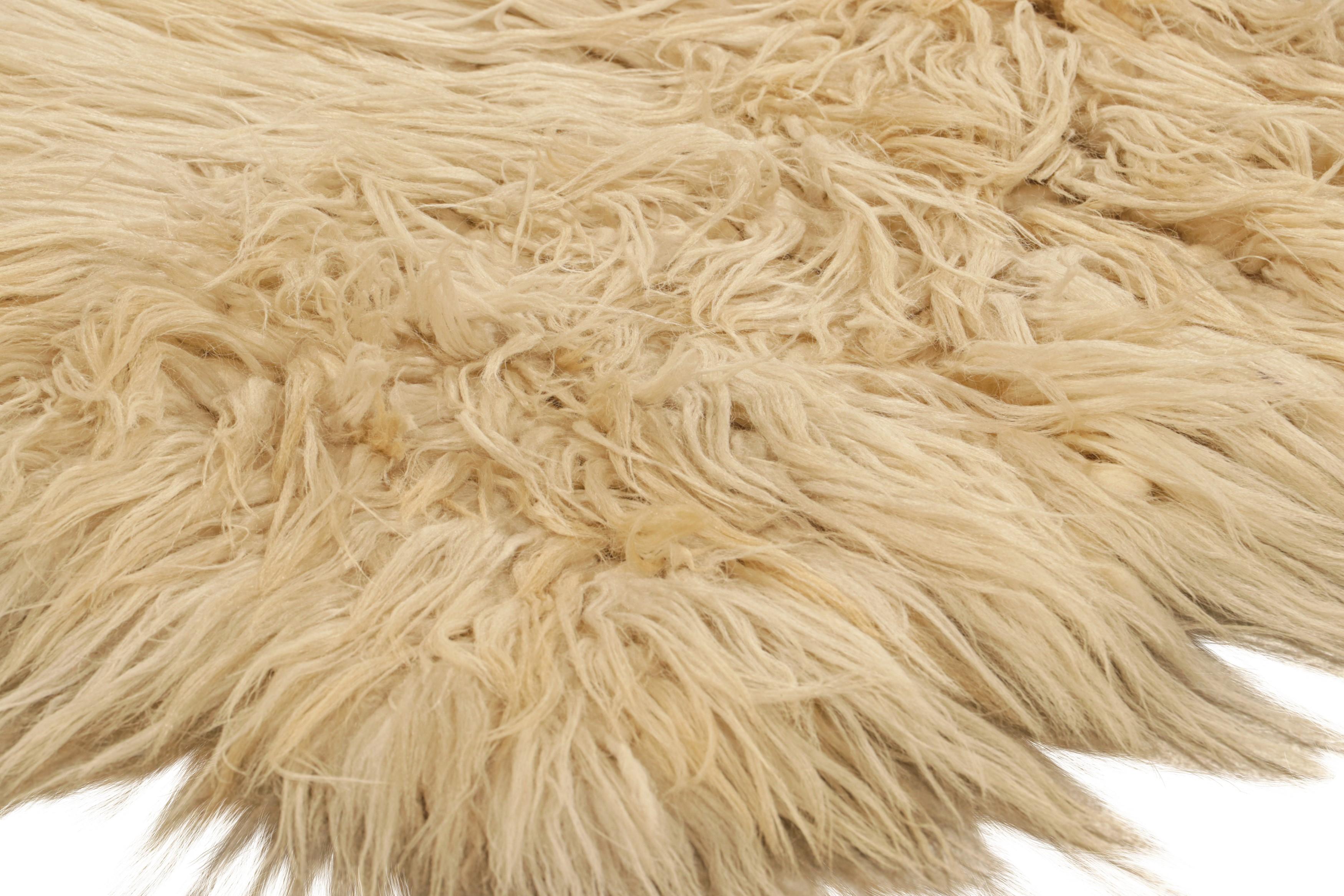Metà XX secolo Tappeto vintage Tulu Shag Runner in beige e crema con pelo alto - Rug & Kilim in vendita